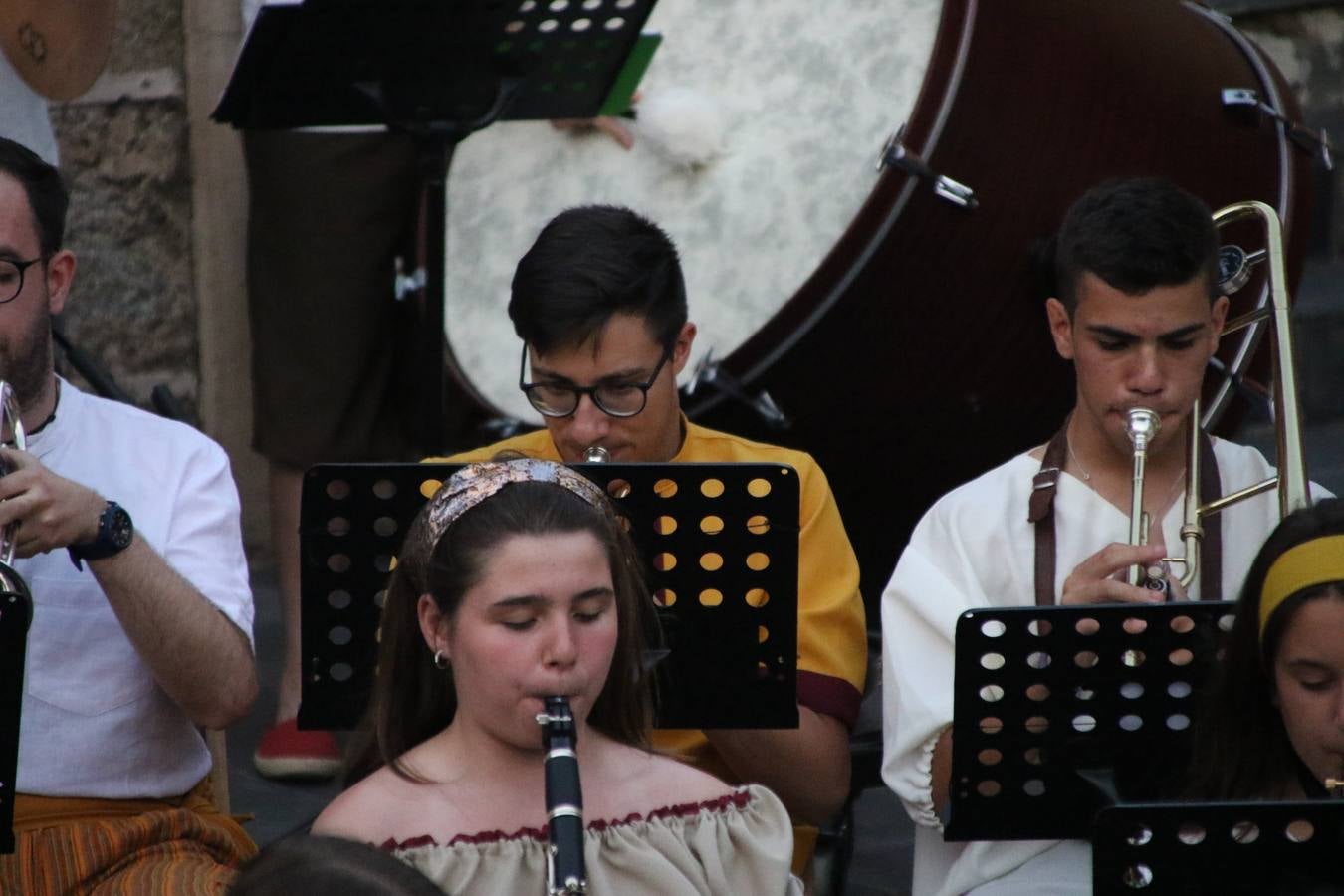 La música y el espectáculo marcaron, ayer, la despedida del XVI Festival Templario. La Asociación Musical Jerez de los Caballeros, bajo la dirección de David Carrasco y Antonio Amaro, fue la encargada de poner el broche final a esta edición del Festival con su tradicional concierto en el auditorio de la Plaza de la Alcazaba. El público asistente disfrutó con las 11 obras que interpretaron y no dudaron en ovacionarles. Carrasco agradeció, un año más, su presencia y confianza en la Asociación.