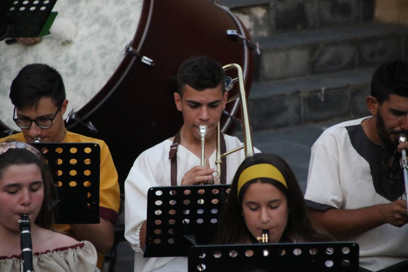 La música y el espectáculo marcaron, ayer, la despedida del XVI Festival Templario. La Asociación Musical Jerez de los Caballeros, bajo la dirección de David Carrasco y Antonio Amaro, fue la encargada de poner el broche final a esta edición del Festival con su tradicional concierto en el auditorio de la Plaza de la Alcazaba. El público asistente disfrutó con las 11 obras que interpretaron y no dudaron en ovacionarles. Carrasco agradeció, un año más, su presencia y confianza en la Asociación.