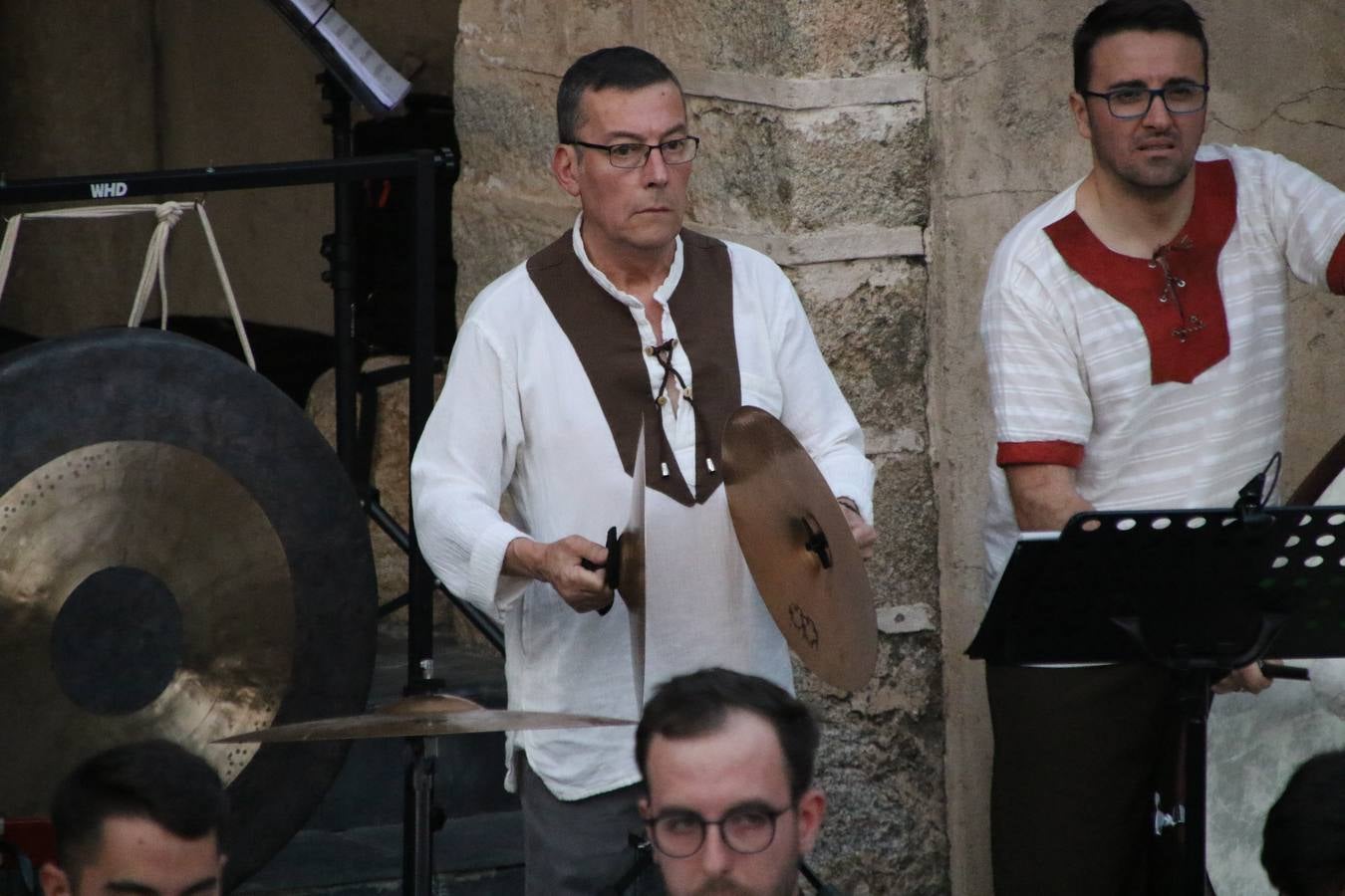 La música y el espectáculo marcaron, ayer, la despedida del XVI Festival Templario. La Asociación Musical Jerez de los Caballeros, bajo la dirección de David Carrasco y Antonio Amaro, fue la encargada de poner el broche final a esta edición del Festival con su tradicional concierto en el auditorio de la Plaza de la Alcazaba. El público asistente disfrutó con las 11 obras que interpretaron y no dudaron en ovacionarles. Carrasco agradeció, un año más, su presencia y confianza en la Asociación.