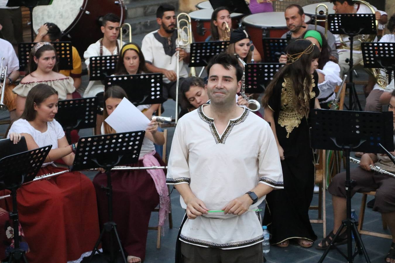 La música y el espectáculo marcaron, ayer, la despedida del XVI Festival Templario. La Asociación Musical Jerez de los Caballeros, bajo la dirección de David Carrasco y Antonio Amaro, fue la encargada de poner el broche final a esta edición del Festival con su tradicional concierto en el auditorio de la Plaza de la Alcazaba. El público asistente disfrutó con las 11 obras que interpretaron y no dudaron en ovacionarles. Carrasco agradeció, un año más, su presencia y confianza en la Asociación.