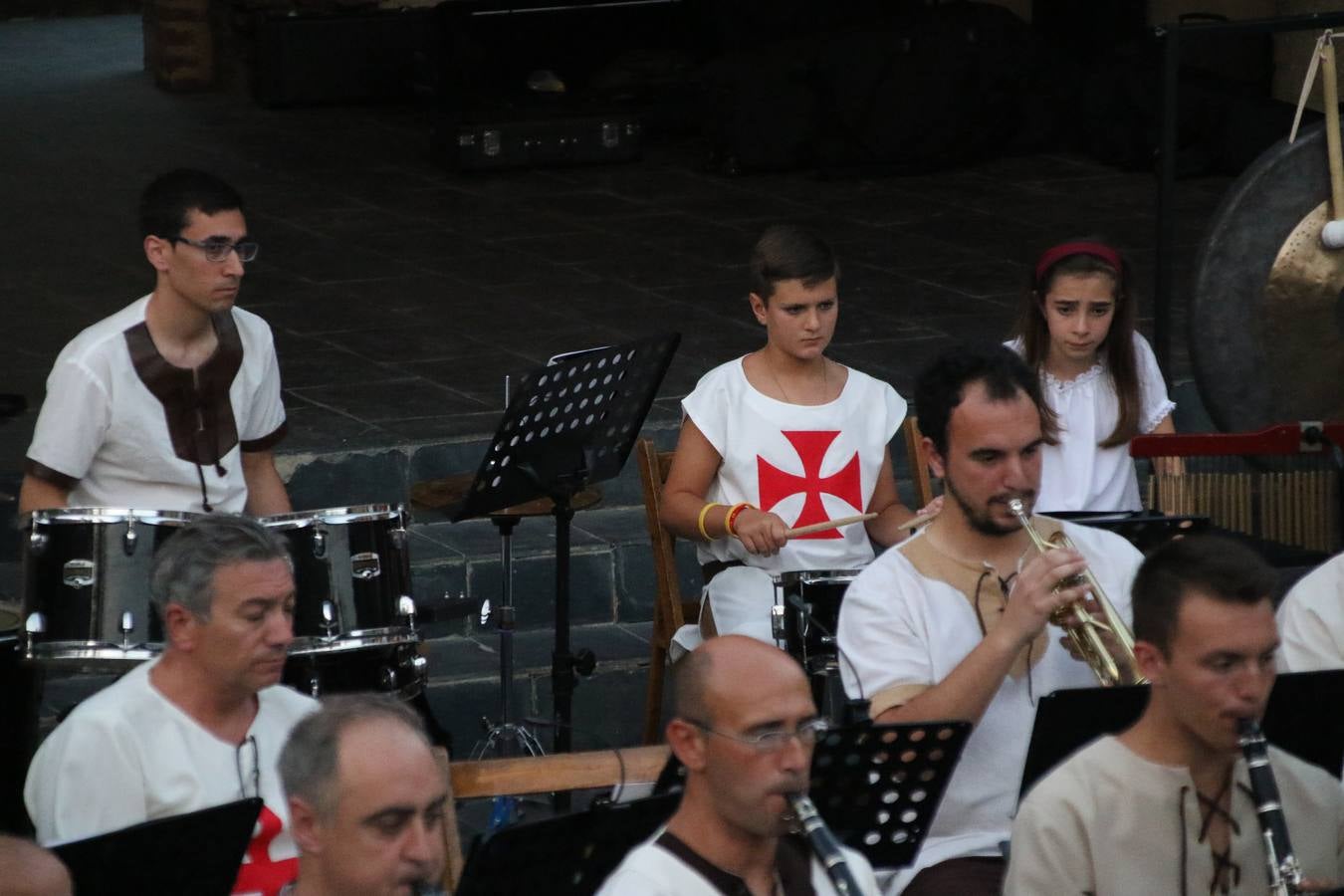 La música y el espectáculo marcaron, ayer, la despedida del XVI Festival Templario. La Asociación Musical Jerez de los Caballeros, bajo la dirección de David Carrasco y Antonio Amaro, fue la encargada de poner el broche final a esta edición del Festival con su tradicional concierto en el auditorio de la Plaza de la Alcazaba. El público asistente disfrutó con las 11 obras que interpretaron y no dudaron en ovacionarles. Carrasco agradeció, un año más, su presencia y confianza en la Asociación.
