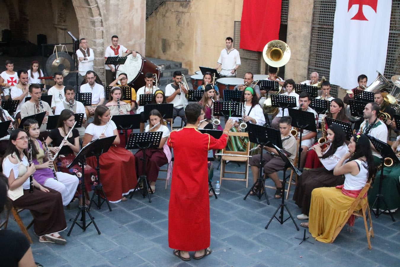La música y el espectáculo marcaron, ayer, la despedida del XVI Festival Templario. La Asociación Musical Jerez de los Caballeros, bajo la dirección de David Carrasco y Antonio Amaro, fue la encargada de poner el broche final a esta edición del Festival con su tradicional concierto en el auditorio de la Plaza de la Alcazaba. El público asistente disfrutó con las 11 obras que interpretaron y no dudaron en ovacionarles. Carrasco agradeció, un año más, su presencia y confianza en la Asociación.