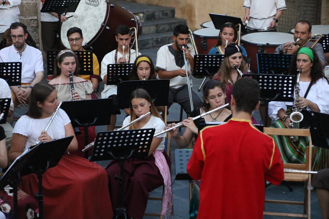 La música y el espectáculo marcaron, ayer, la despedida del XVI Festival Templario. La Asociación Musical Jerez de los Caballeros, bajo la dirección de David Carrasco y Antonio Amaro, fue la encargada de poner el broche final a esta edición del Festival con su tradicional concierto en el auditorio de la Plaza de la Alcazaba. El público asistente disfrutó con las 11 obras que interpretaron y no dudaron en ovacionarles. Carrasco agradeció, un año más, su presencia y confianza en la Asociación.