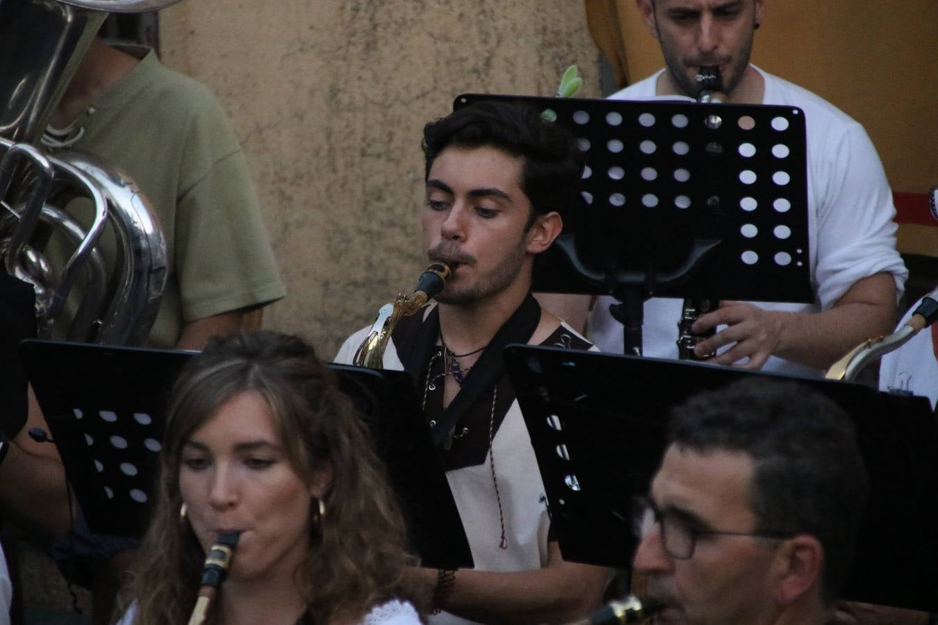 La música y el espectáculo marcaron, ayer, la despedida del XVI Festival Templario. La Asociación Musical Jerez de los Caballeros, bajo la dirección de David Carrasco y Antonio Amaro, fue la encargada de poner el broche final a esta edición del Festival con su tradicional concierto en el auditorio de la Plaza de la Alcazaba. El público asistente disfrutó con las 11 obras que interpretaron y no dudaron en ovacionarles. Carrasco agradeció, un año más, su presencia y confianza en la Asociación.