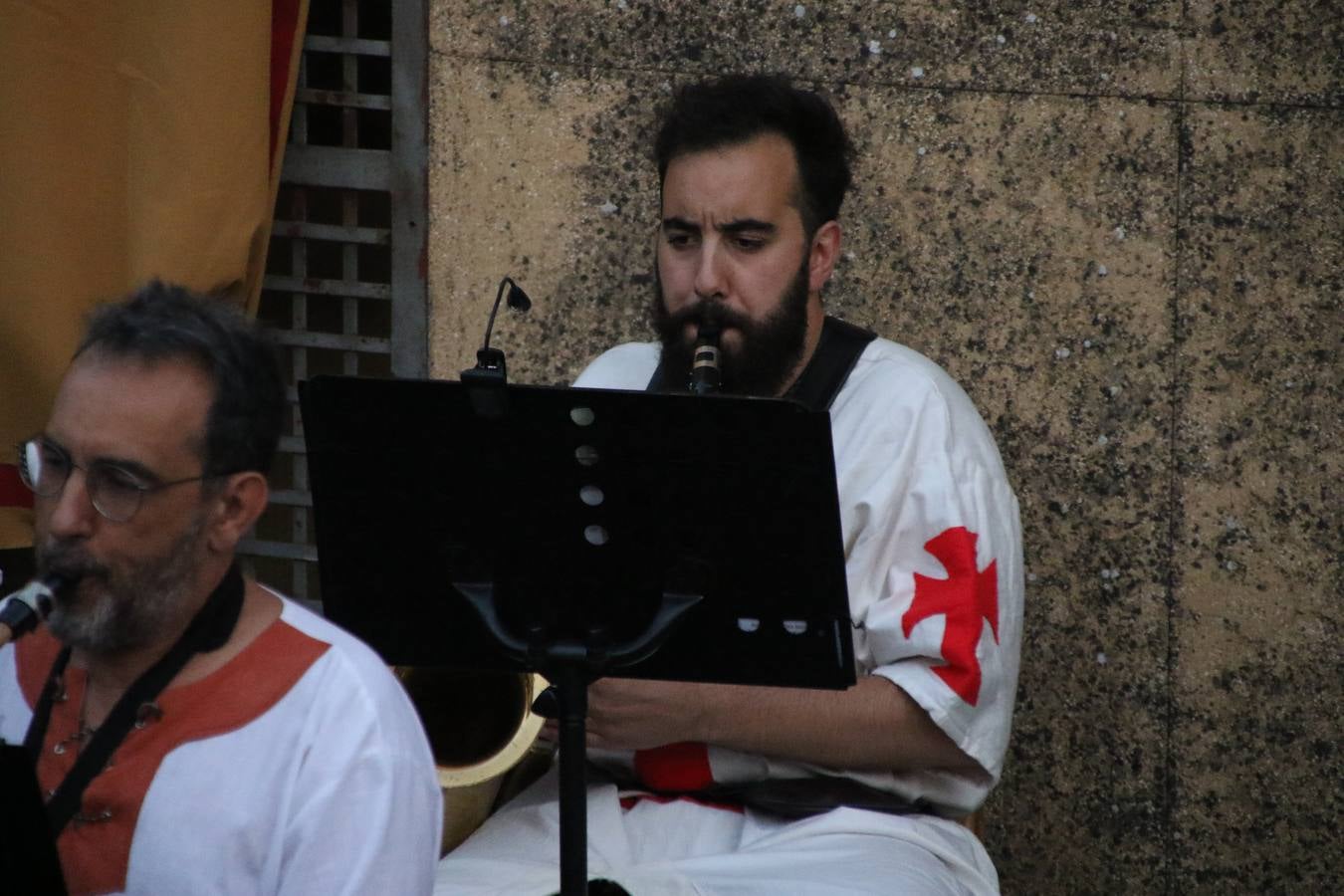 La música y el espectáculo marcaron, ayer, la despedida del XVI Festival Templario. La Asociación Musical Jerez de los Caballeros, bajo la dirección de David Carrasco y Antonio Amaro, fue la encargada de poner el broche final a esta edición del Festival con su tradicional concierto en el auditorio de la Plaza de la Alcazaba. El público asistente disfrutó con las 11 obras que interpretaron y no dudaron en ovacionarles. Carrasco agradeció, un año más, su presencia y confianza en la Asociación.