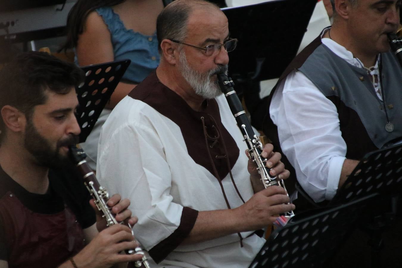 La música y el espectáculo marcaron, ayer, la despedida del XVI Festival Templario. La Asociación Musical Jerez de los Caballeros, bajo la dirección de David Carrasco y Antonio Amaro, fue la encargada de poner el broche final a esta edición del Festival con su tradicional concierto en el auditorio de la Plaza de la Alcazaba. El público asistente disfrutó con las 11 obras que interpretaron y no dudaron en ovacionarles. Carrasco agradeció, un año más, su presencia y confianza en la Asociación.