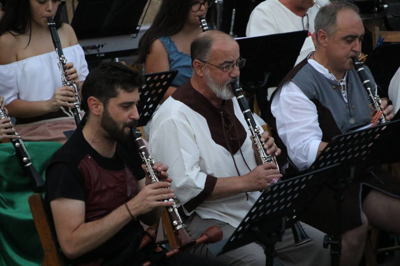 La música y el espectáculo marcaron, ayer, la despedida del XVI Festival Templario. La Asociación Musical Jerez de los Caballeros, bajo la dirección de David Carrasco y Antonio Amaro, fue la encargada de poner el broche final a esta edición del Festival con su tradicional concierto en el auditorio de la Plaza de la Alcazaba. El público asistente disfrutó con las 11 obras que interpretaron y no dudaron en ovacionarles. Carrasco agradeció, un año más, su presencia y confianza en la Asociación.