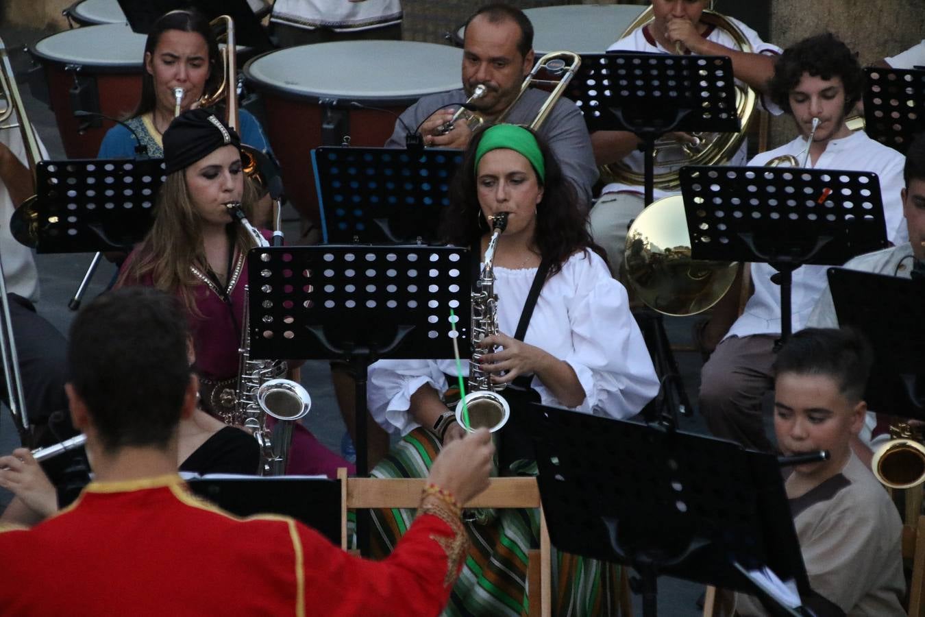 La música y el espectáculo marcaron, ayer, la despedida del XVI Festival Templario. La Asociación Musical Jerez de los Caballeros, bajo la dirección de David Carrasco y Antonio Amaro, fue la encargada de poner el broche final a esta edición del Festival con su tradicional concierto en el auditorio de la Plaza de la Alcazaba. El público asistente disfrutó con las 11 obras que interpretaron y no dudaron en ovacionarles. Carrasco agradeció, un año más, su presencia y confianza en la Asociación.