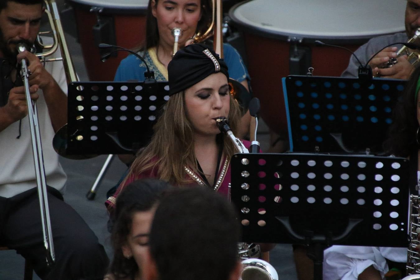 La música y el espectáculo marcaron, ayer, la despedida del XVI Festival Templario. La Asociación Musical Jerez de los Caballeros, bajo la dirección de David Carrasco y Antonio Amaro, fue la encargada de poner el broche final a esta edición del Festival con su tradicional concierto en el auditorio de la Plaza de la Alcazaba. El público asistente disfrutó con las 11 obras que interpretaron y no dudaron en ovacionarles. Carrasco agradeció, un año más, su presencia y confianza en la Asociación.