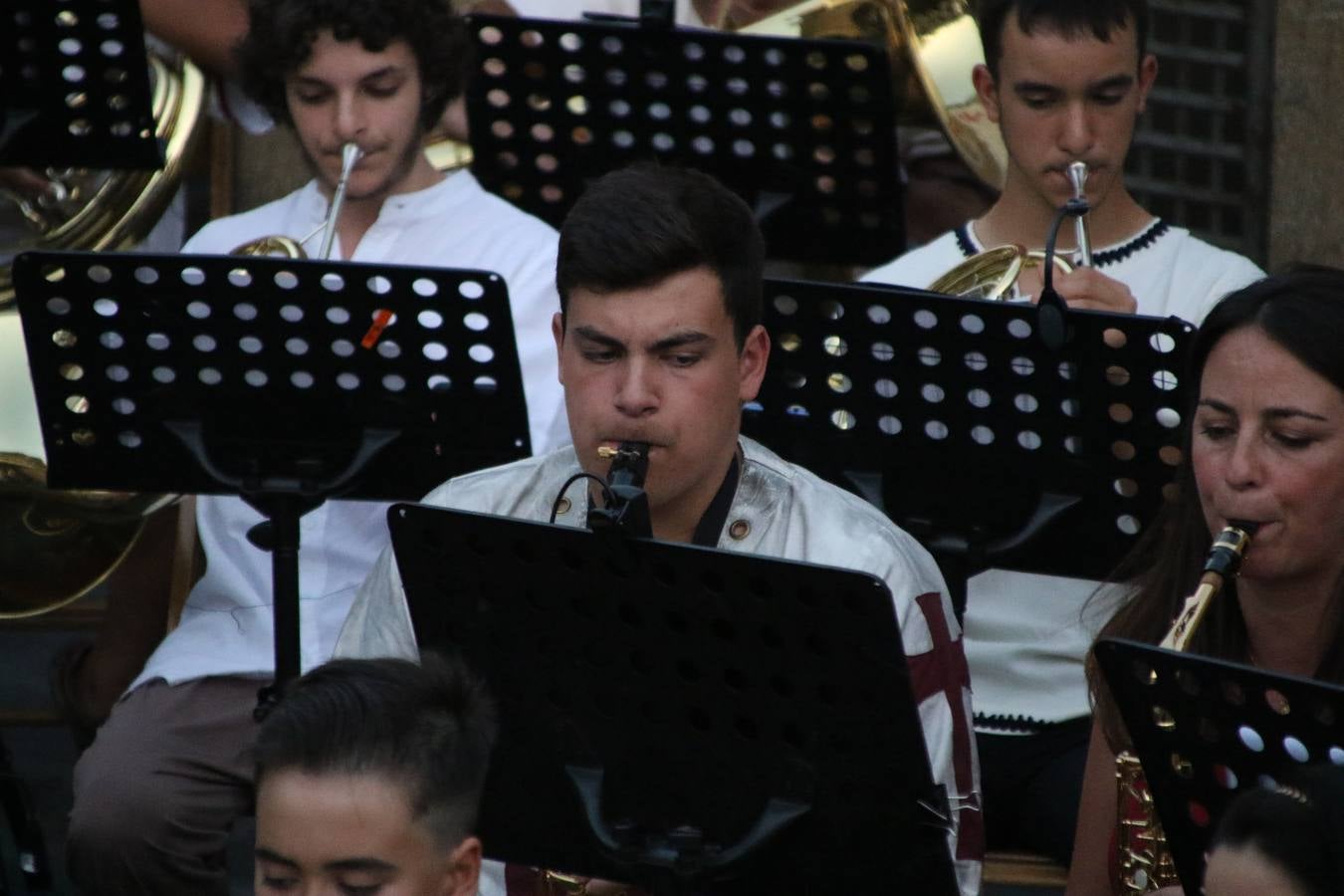 La música y el espectáculo marcaron, ayer, la despedida del XVI Festival Templario. La Asociación Musical Jerez de los Caballeros, bajo la dirección de David Carrasco y Antonio Amaro, fue la encargada de poner el broche final a esta edición del Festival con su tradicional concierto en el auditorio de la Plaza de la Alcazaba. El público asistente disfrutó con las 11 obras que interpretaron y no dudaron en ovacionarles. Carrasco agradeció, un año más, su presencia y confianza en la Asociación.