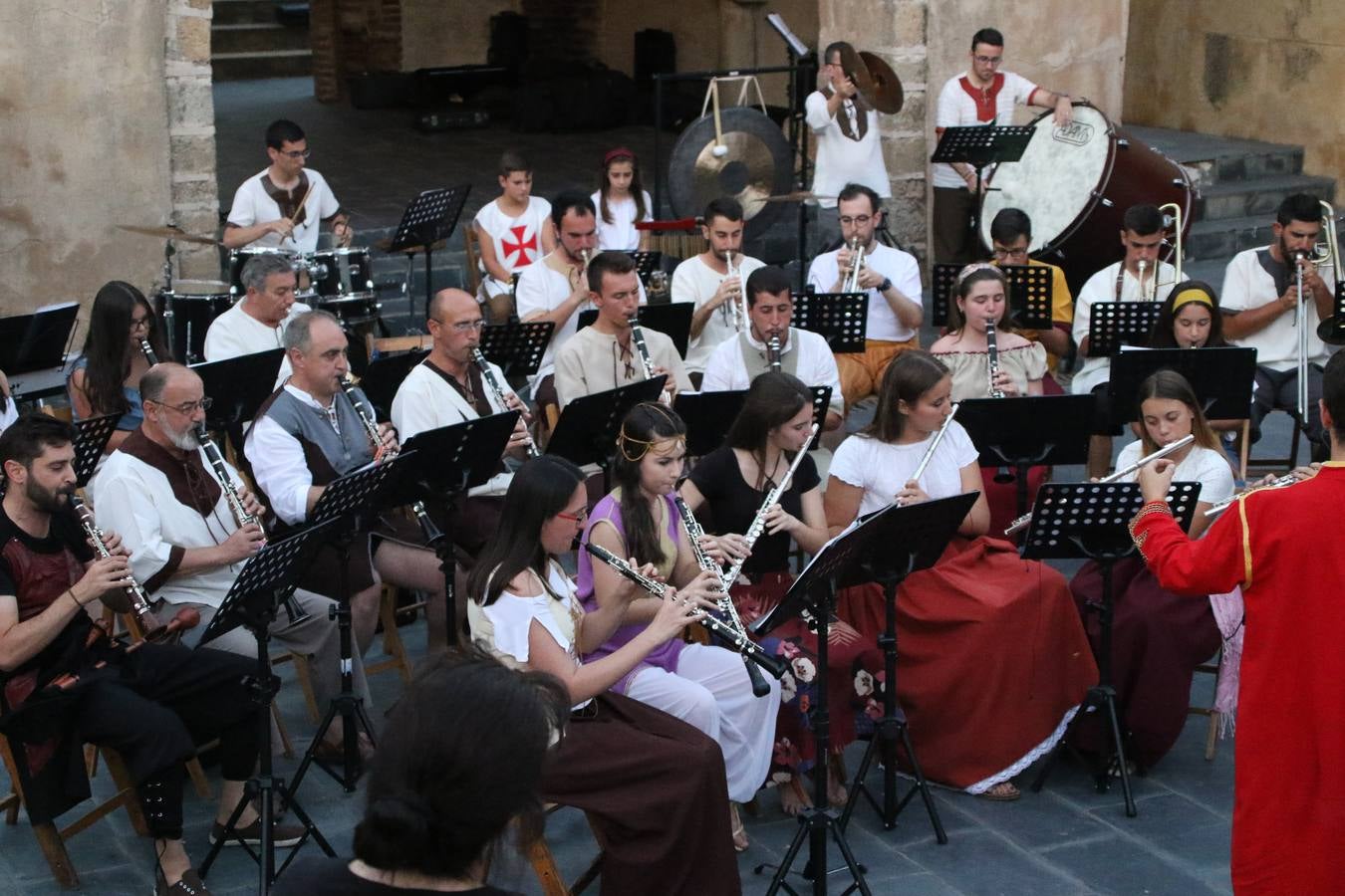 La música y el espectáculo marcaron, ayer, la despedida del XVI Festival Templario. La Asociación Musical Jerez de los Caballeros, bajo la dirección de David Carrasco y Antonio Amaro, fue la encargada de poner el broche final a esta edición del Festival con su tradicional concierto en el auditorio de la Plaza de la Alcazaba. El público asistente disfrutó con las 11 obras que interpretaron y no dudaron en ovacionarles. Carrasco agradeció, un año más, su presencia y confianza en la Asociación.