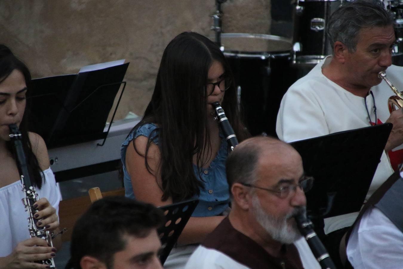 La música y el espectáculo marcaron, ayer, la despedida del XVI Festival Templario. La Asociación Musical Jerez de los Caballeros, bajo la dirección de David Carrasco y Antonio Amaro, fue la encargada de poner el broche final a esta edición del Festival con su tradicional concierto en el auditorio de la Plaza de la Alcazaba. El público asistente disfrutó con las 11 obras que interpretaron y no dudaron en ovacionarles. Carrasco agradeció, un año más, su presencia y confianza en la Asociación.