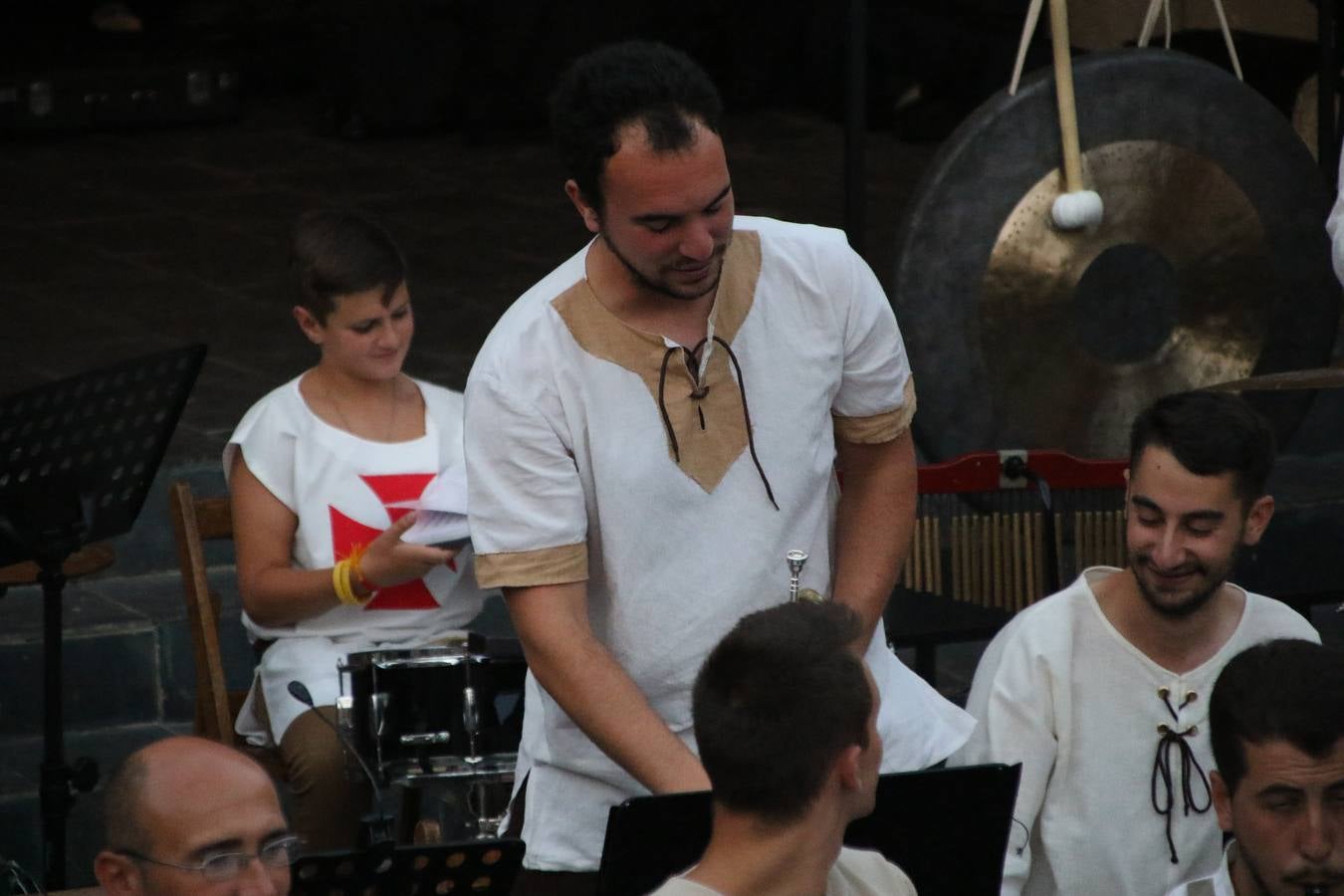 La música y el espectáculo marcaron, ayer, la despedida del XVI Festival Templario. La Asociación Musical Jerez de los Caballeros, bajo la dirección de David Carrasco y Antonio Amaro, fue la encargada de poner el broche final a esta edición del Festival con su tradicional concierto en el auditorio de la Plaza de la Alcazaba. El público asistente disfrutó con las 11 obras que interpretaron y no dudaron en ovacionarles. Carrasco agradeció, un año más, su presencia y confianza en la Asociación.