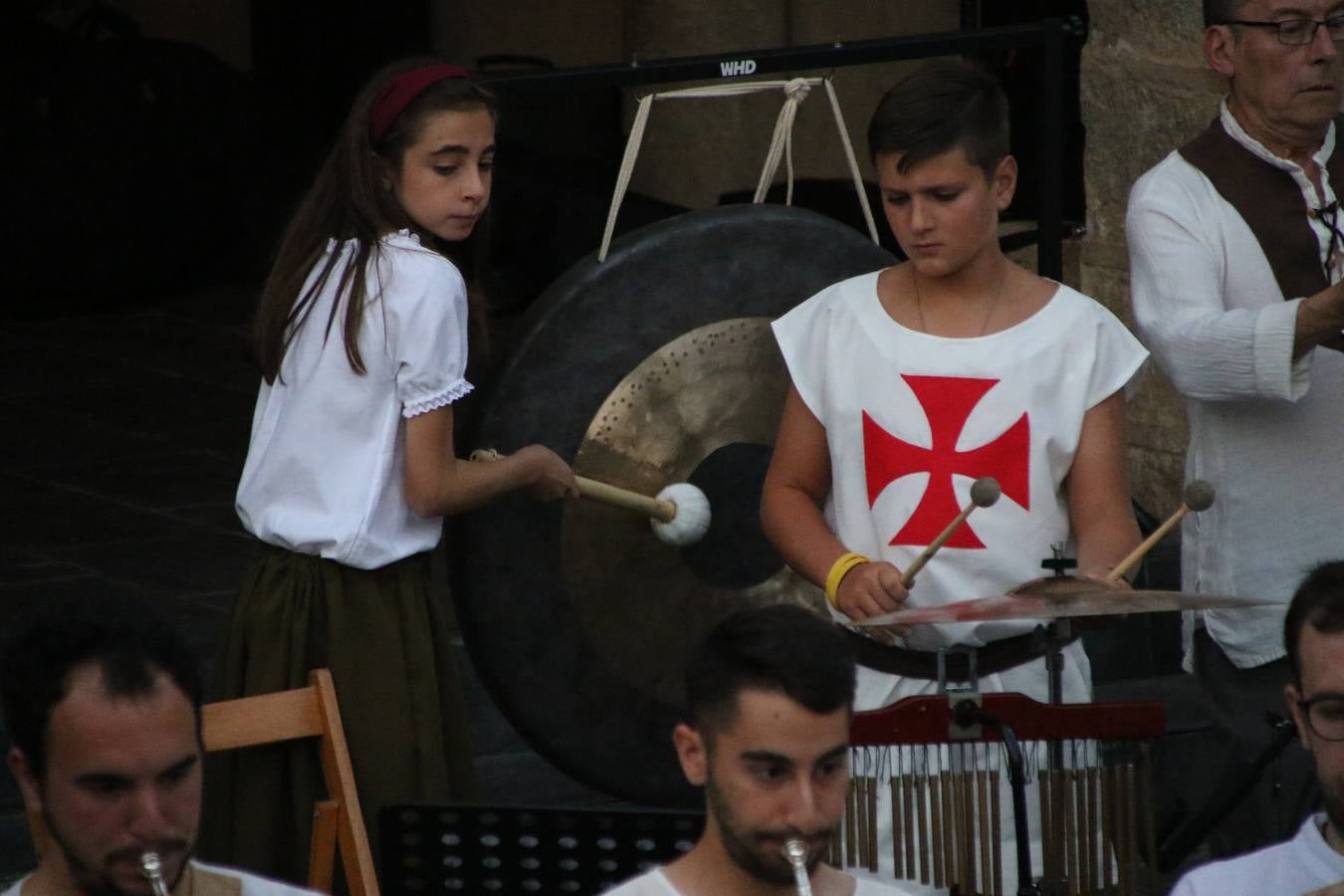 La música y el espectáculo marcaron, ayer, la despedida del XVI Festival Templario. La Asociación Musical Jerez de los Caballeros, bajo la dirección de David Carrasco y Antonio Amaro, fue la encargada de poner el broche final a esta edición del Festival con su tradicional concierto en el auditorio de la Plaza de la Alcazaba. El público asistente disfrutó con las 11 obras que interpretaron y no dudaron en ovacionarles. Carrasco agradeció, un año más, su presencia y confianza en la Asociación.