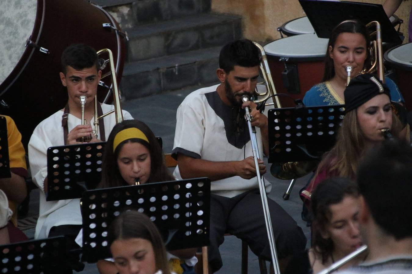 La música y el espectáculo marcaron, ayer, la despedida del XVI Festival Templario. La Asociación Musical Jerez de los Caballeros, bajo la dirección de David Carrasco y Antonio Amaro, fue la encargada de poner el broche final a esta edición del Festival con su tradicional concierto en el auditorio de la Plaza de la Alcazaba. El público asistente disfrutó con las 11 obras que interpretaron y no dudaron en ovacionarles. Carrasco agradeció, un año más, su presencia y confianza en la Asociación.