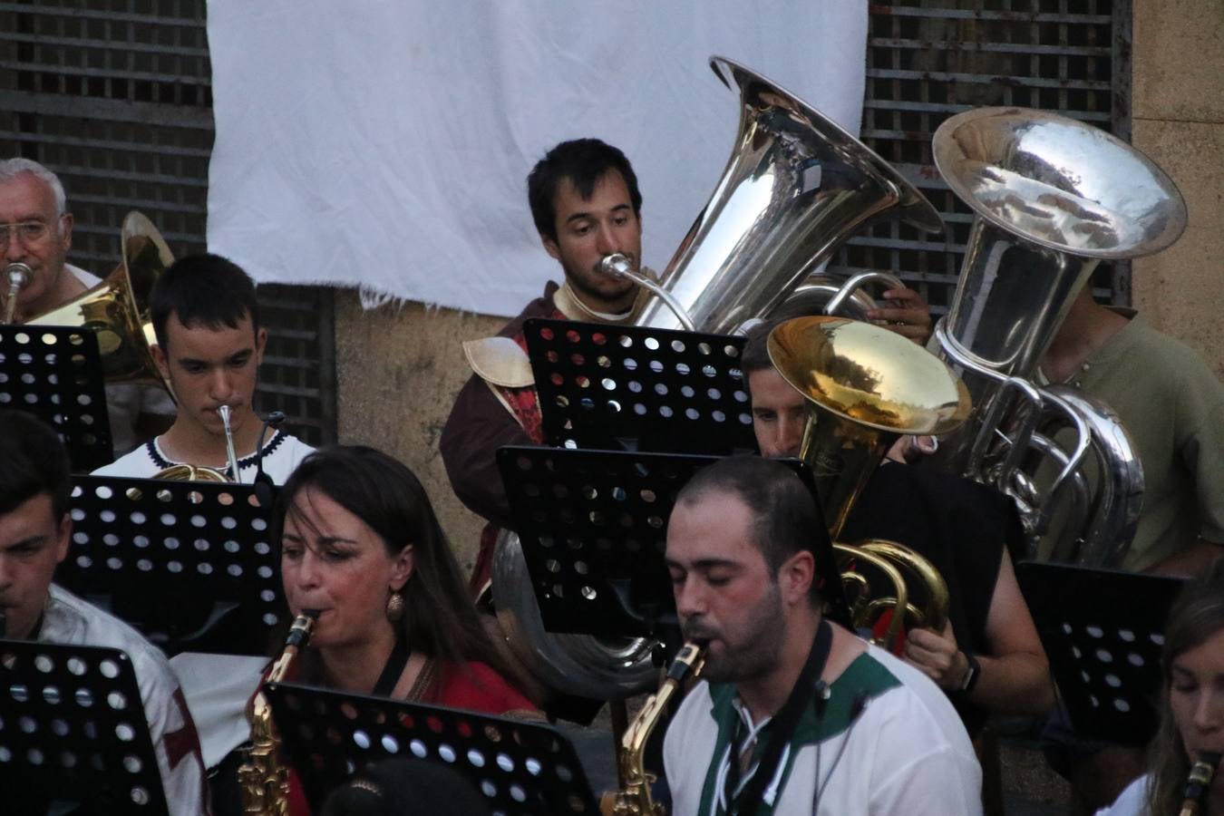 La música y el espectáculo marcaron, ayer, la despedida del XVI Festival Templario. La Asociación Musical Jerez de los Caballeros, bajo la dirección de David Carrasco y Antonio Amaro, fue la encargada de poner el broche final a esta edición del Festival con su tradicional concierto en el auditorio de la Plaza de la Alcazaba. El público asistente disfrutó con las 11 obras que interpretaron y no dudaron en ovacionarles. Carrasco agradeció, un año más, su presencia y confianza en la Asociación.