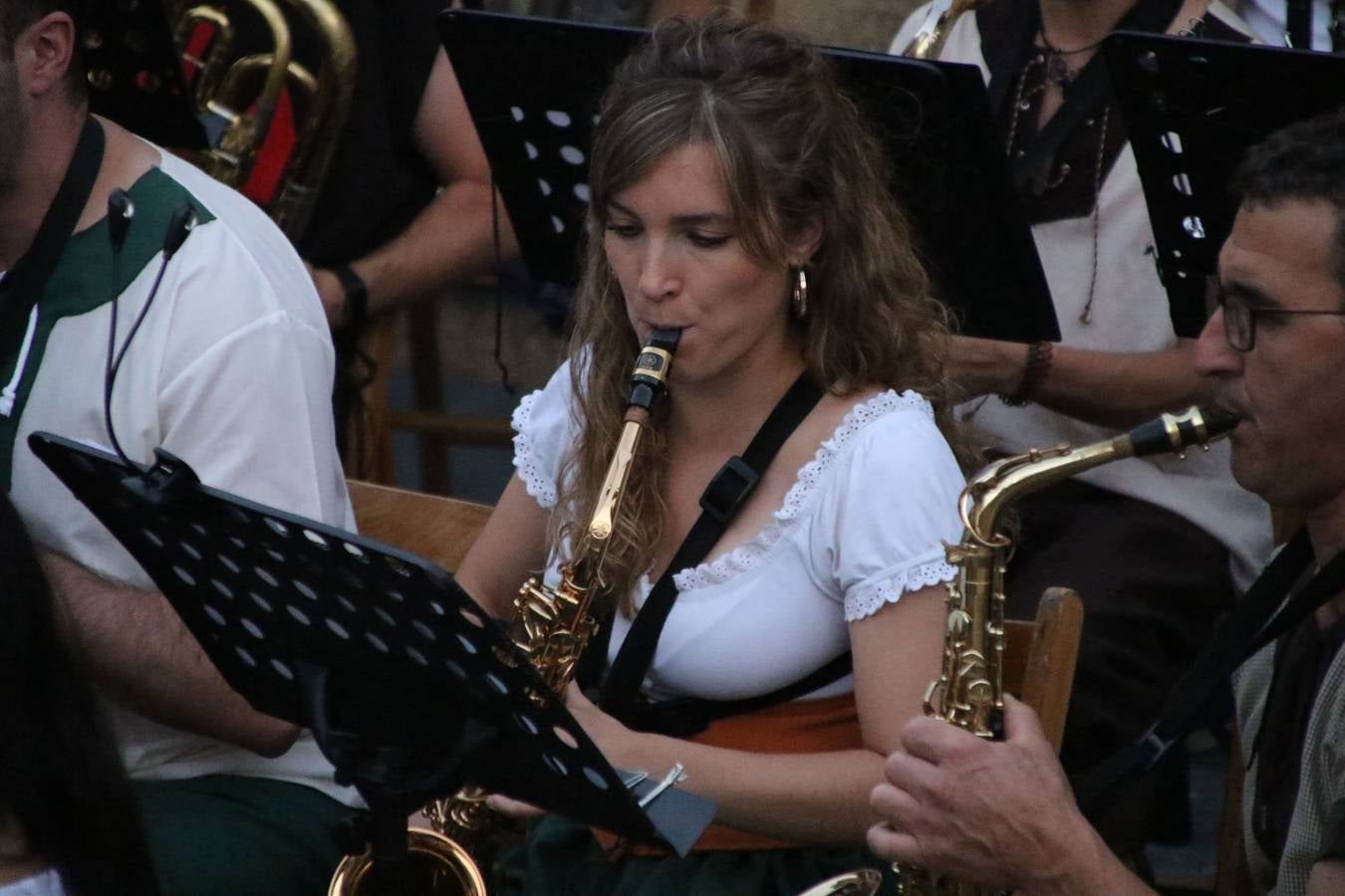 La música y el espectáculo marcaron, ayer, la despedida del XVI Festival Templario. La Asociación Musical Jerez de los Caballeros, bajo la dirección de David Carrasco y Antonio Amaro, fue la encargada de poner el broche final a esta edición del Festival con su tradicional concierto en el auditorio de la Plaza de la Alcazaba. El público asistente disfrutó con las 11 obras que interpretaron y no dudaron en ovacionarles. Carrasco agradeció, un año más, su presencia y confianza en la Asociación.