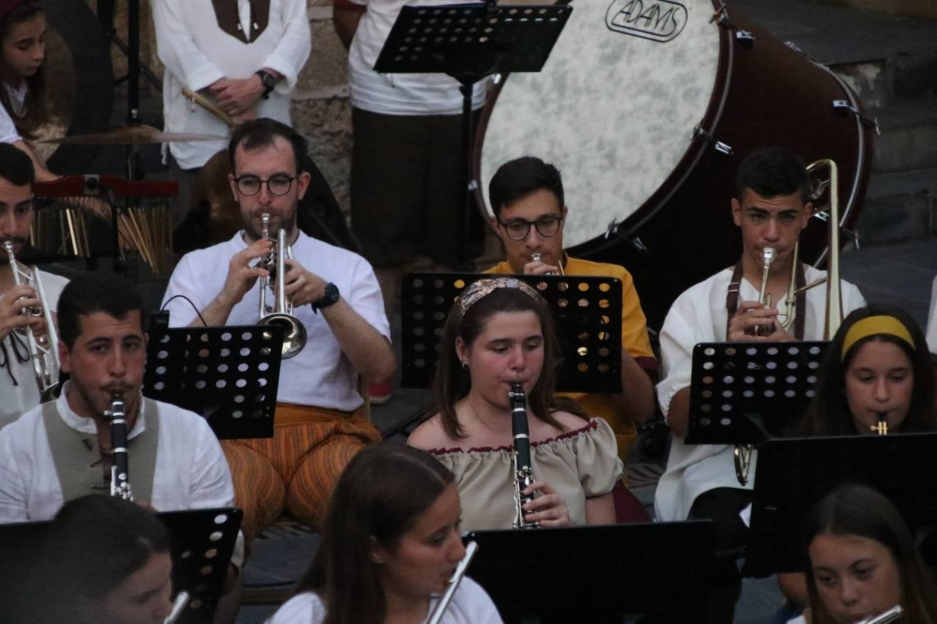 La música y el espectáculo marcaron, ayer, la despedida del XVI Festival Templario. La Asociación Musical Jerez de los Caballeros, bajo la dirección de David Carrasco y Antonio Amaro, fue la encargada de poner el broche final a esta edición del Festival con su tradicional concierto en el auditorio de la Plaza de la Alcazaba. El público asistente disfrutó con las 11 obras que interpretaron y no dudaron en ovacionarles. Carrasco agradeció, un año más, su presencia y confianza en la Asociación.