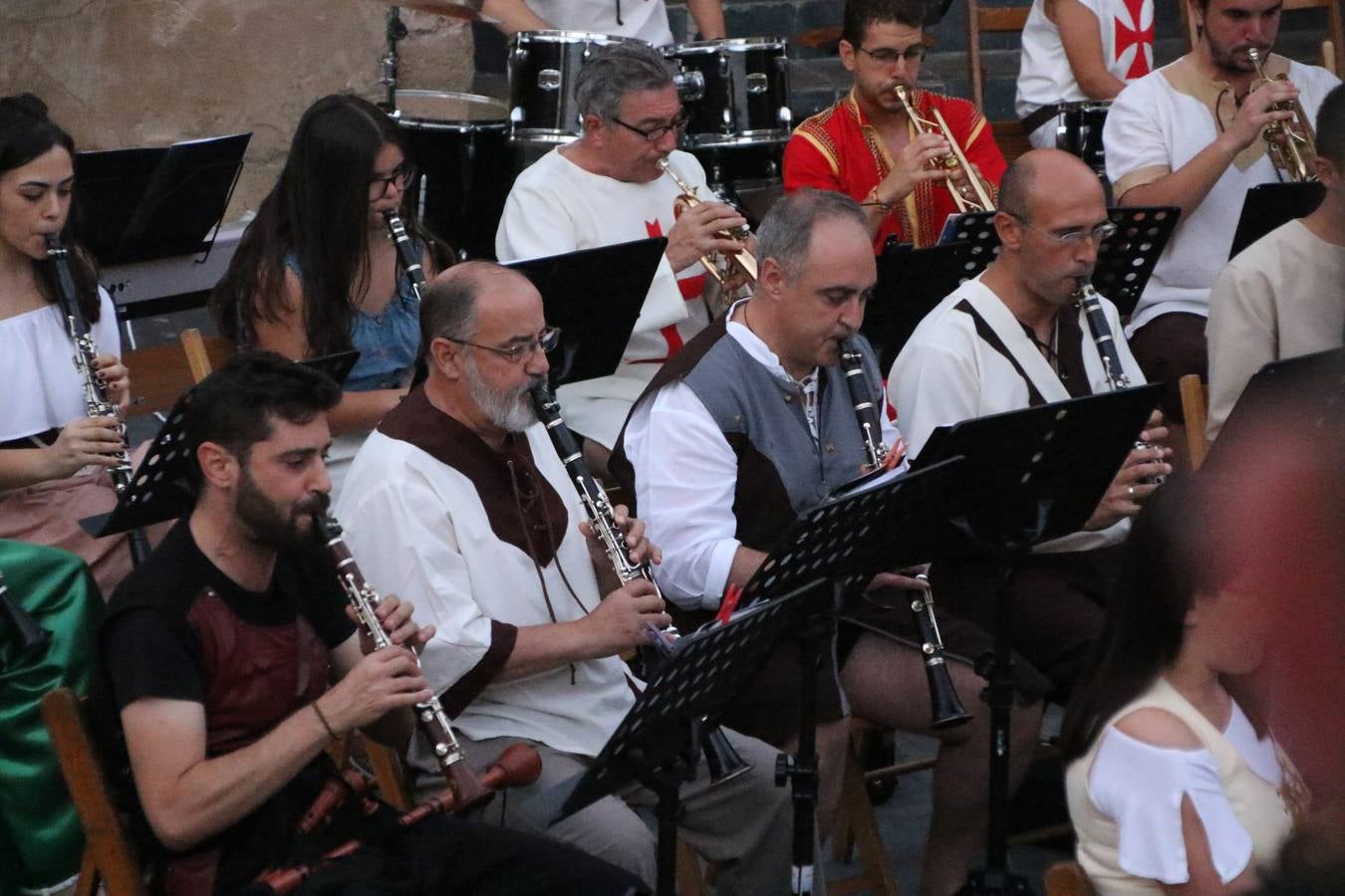 La música y el espectáculo marcaron, ayer, la despedida del XVI Festival Templario. La Asociación Musical Jerez de los Caballeros, bajo la dirección de David Carrasco y Antonio Amaro, fue la encargada de poner el broche final a esta edición del Festival con su tradicional concierto en el auditorio de la Plaza de la Alcazaba. El público asistente disfrutó con las 11 obras que interpretaron y no dudaron en ovacionarles. Carrasco agradeció, un año más, su presencia y confianza en la Asociación.