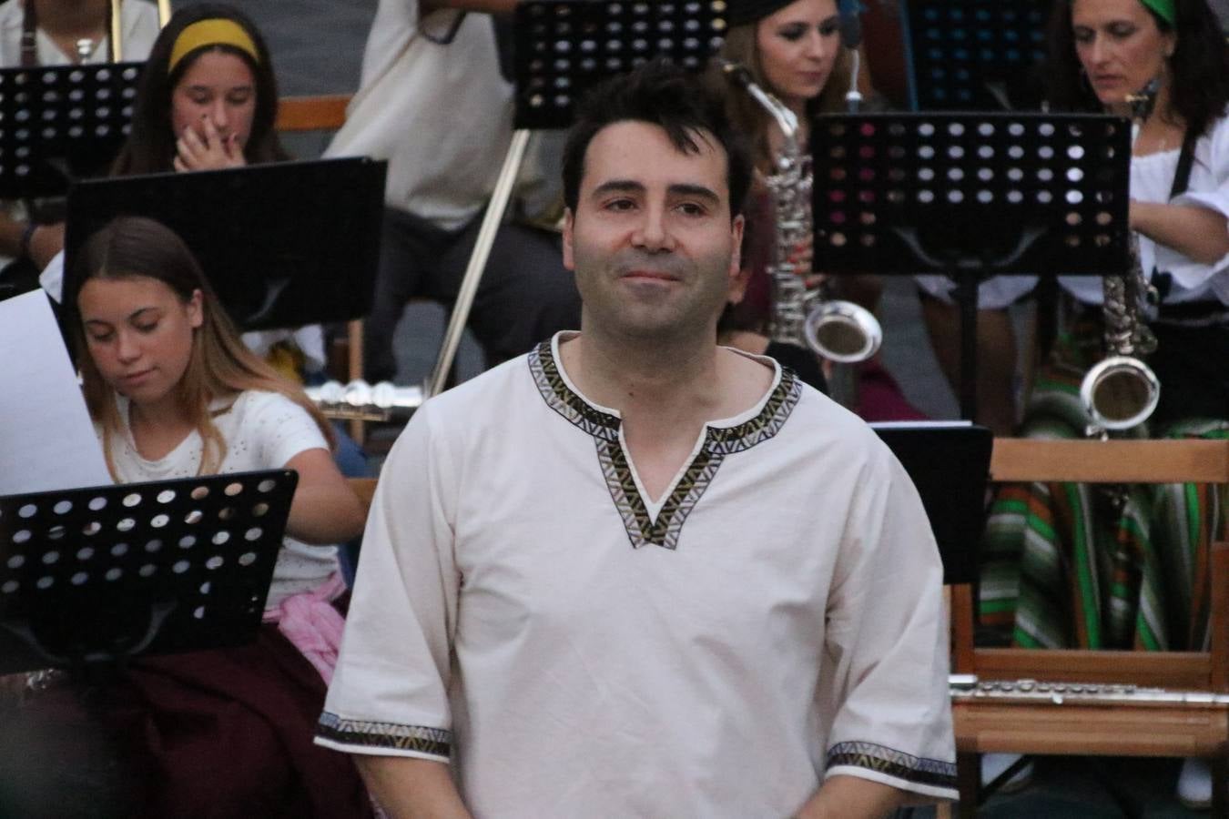 La música y el espectáculo marcaron, ayer, la despedida del XVI Festival Templario. La Asociación Musical Jerez de los Caballeros, bajo la dirección de David Carrasco y Antonio Amaro, fue la encargada de poner el broche final a esta edición del Festival con su tradicional concierto en el auditorio de la Plaza de la Alcazaba. El público asistente disfrutó con las 11 obras que interpretaron y no dudaron en ovacionarles. Carrasco agradeció, un año más, su presencia y confianza en la Asociación.