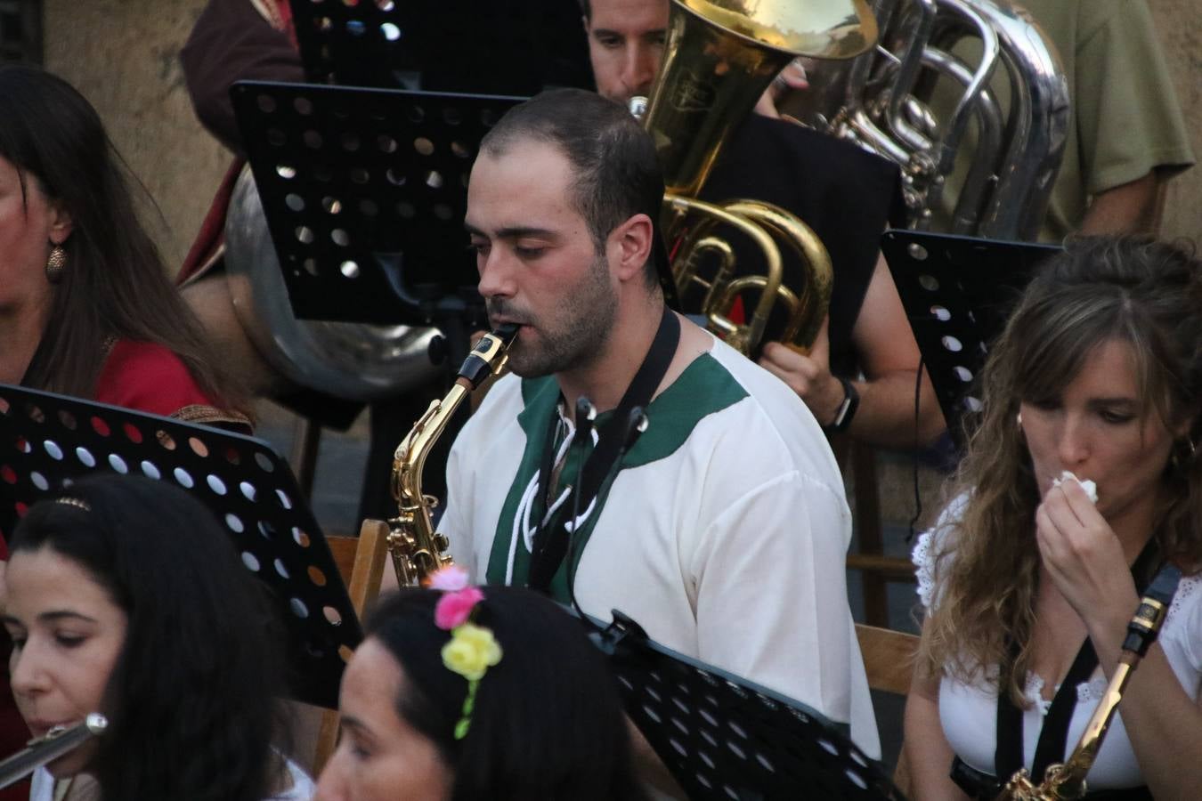 La música y el espectáculo marcaron, ayer, la despedida del XVI Festival Templario. La Asociación Musical Jerez de los Caballeros, bajo la dirección de David Carrasco y Antonio Amaro, fue la encargada de poner el broche final a esta edición del Festival con su tradicional concierto en el auditorio de la Plaza de la Alcazaba. El público asistente disfrutó con las 11 obras que interpretaron y no dudaron en ovacionarles. Carrasco agradeció, un año más, su presencia y confianza en la Asociación.