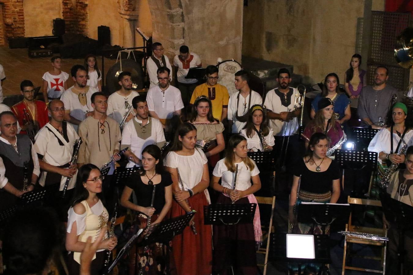 La música y el espectáculo marcaron, ayer, la despedida del XVI Festival Templario. La Asociación Musical Jerez de los Caballeros, bajo la dirección de David Carrasco y Antonio Amaro, fue la encargada de poner el broche final a esta edición del Festival con su tradicional concierto en el auditorio de la Plaza de la Alcazaba. El público asistente disfrutó con las 11 obras que interpretaron y no dudaron en ovacionarles. Carrasco agradeció, un año más, su presencia y confianza en la Asociación.