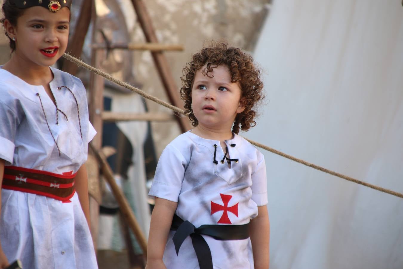 La música y el espectáculo marcaron, ayer, la despedida del XVI Festival Templario. La Asociación Musical Jerez de los Caballeros, bajo la dirección de David Carrasco y Antonio Amaro, fue la encargada de poner el broche final a esta edición del Festival con su tradicional concierto en el auditorio de la Plaza de la Alcazaba. El público asistente disfrutó con las 11 obras que interpretaron y no dudaron en ovacionarles. Carrasco agradeció, un año más, su presencia y confianza en la Asociación.