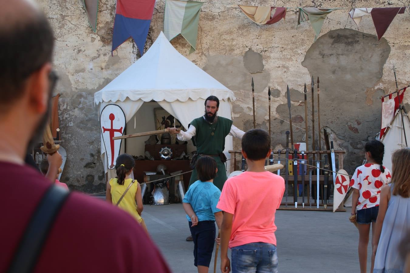 La música y el espectáculo marcaron, ayer, la despedida del XVI Festival Templario. La Asociación Musical Jerez de los Caballeros, bajo la dirección de David Carrasco y Antonio Amaro, fue la encargada de poner el broche final a esta edición del Festival con su tradicional concierto en el auditorio de la Plaza de la Alcazaba. El público asistente disfrutó con las 11 obras que interpretaron y no dudaron en ovacionarles. Carrasco agradeció, un año más, su presencia y confianza en la Asociación.
