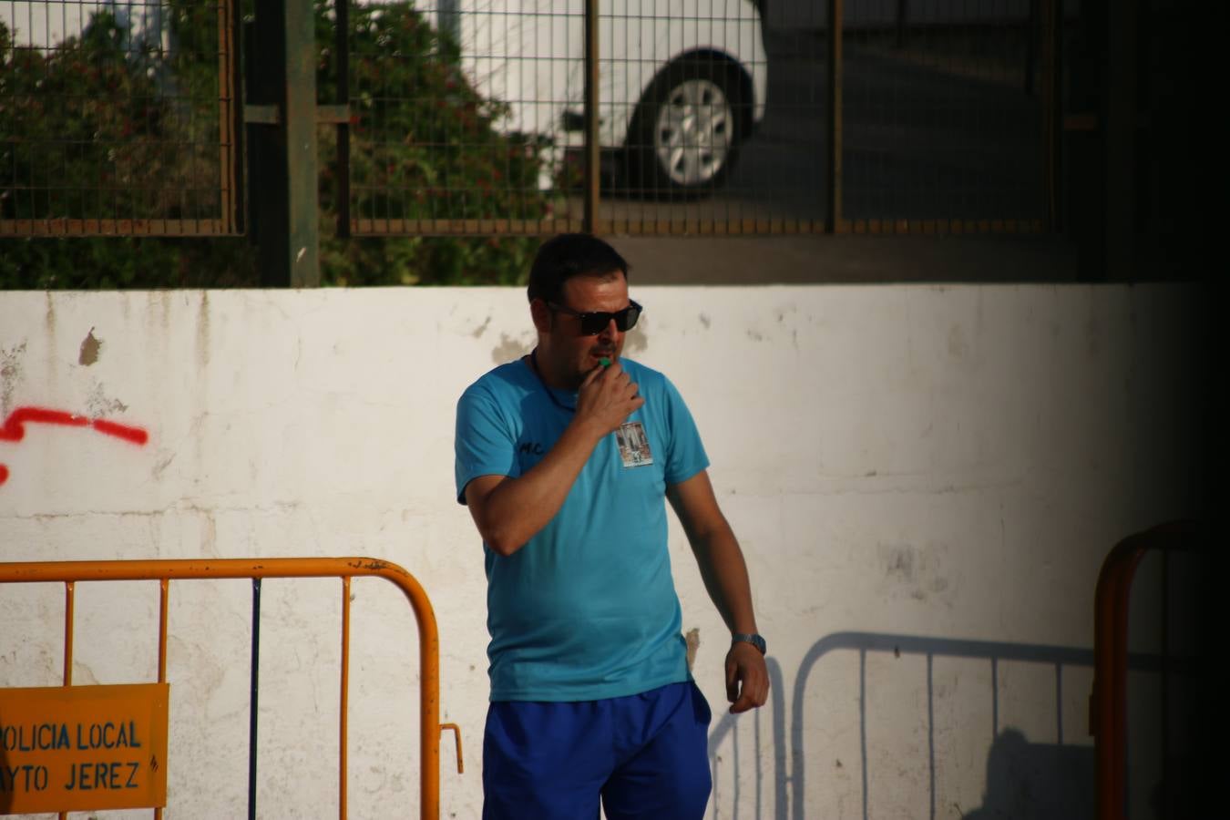El popular barrio de San Roque celebró, ayer, las semifinales y finales del primer torneo de fútbol sala 'Memorial Francisco Cardenal. El Mangui', organizado por la Asociación de vecinos de San Roque y la colaboración del Ayuntamiento del municipio, 'Los Pasotas' y la Asociación Deportiva Templaria.El citado torneo, según indica desde la Asociación de vecinos de San Roque, nace como homenaje a «El Mangui», «una persona muy implicada en el mundo del fútbol sala en Jerez y, además, vecino de San Roque». El equipo 'Hijos de Platanito' fue el vencedor de la clasificación absoluta. 