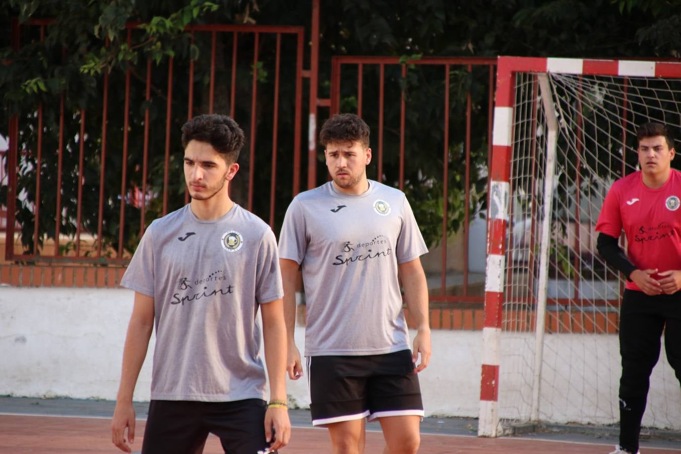 El popular barrio de San Roque celebró, ayer, las semifinales y finales del primer torneo de fútbol sala 'Memorial Francisco Cardenal. El Mangui', organizado por la Asociación de vecinos de San Roque y la colaboración del Ayuntamiento del municipio, 'Los Pasotas' y la Asociación Deportiva Templaria.El citado torneo, según indica desde la Asociación de vecinos de San Roque, nace como homenaje a «El Mangui», «una persona muy implicada en el mundo del fútbol sala en Jerez y, además, vecino de San Roque». El equipo 'Hijos de Platanito' fue el vencedor de la clasificación absoluta. 