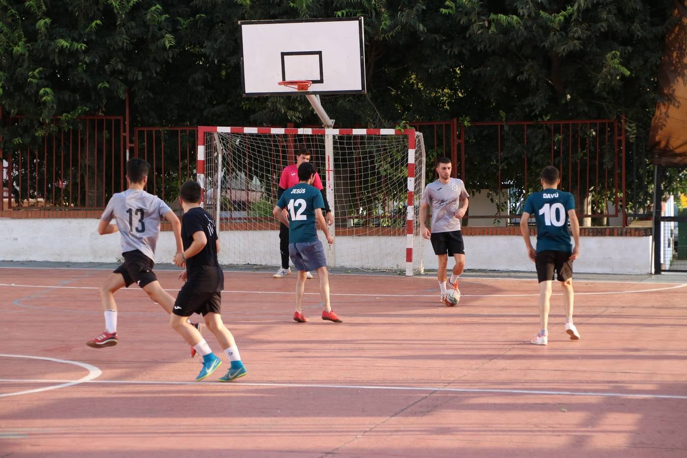 El popular barrio de San Roque celebró, ayer, las semifinales y finales del primer torneo de fútbol sala 'Memorial Francisco Cardenal. El Mangui', organizado por la Asociación de vecinos de San Roque y la colaboración del Ayuntamiento del municipio, 'Los Pasotas' y la Asociación Deportiva Templaria.El citado torneo, según indica desde la Asociación de vecinos de San Roque, nace como homenaje a «El Mangui», «una persona muy implicada en el mundo del fútbol sala en Jerez y, además, vecino de San Roque». El equipo 'Hijos de Platanito' fue el vencedor de la clasificación absoluta. 