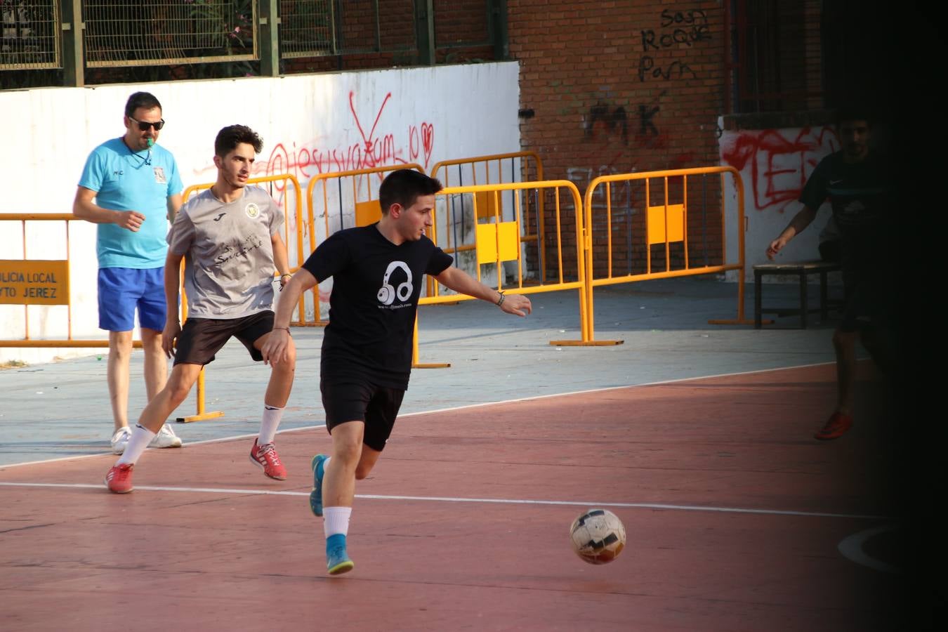 El popular barrio de San Roque celebró, ayer, las semifinales y finales del primer torneo de fútbol sala 'Memorial Francisco Cardenal. El Mangui', organizado por la Asociación de vecinos de San Roque y la colaboración del Ayuntamiento del municipio, 'Los Pasotas' y la Asociación Deportiva Templaria.El citado torneo, según indica desde la Asociación de vecinos de San Roque, nace como homenaje a «El Mangui», «una persona muy implicada en el mundo del fútbol sala en Jerez y, además, vecino de San Roque». El equipo 'Hijos de Platanito' fue el vencedor de la clasificación absoluta. 