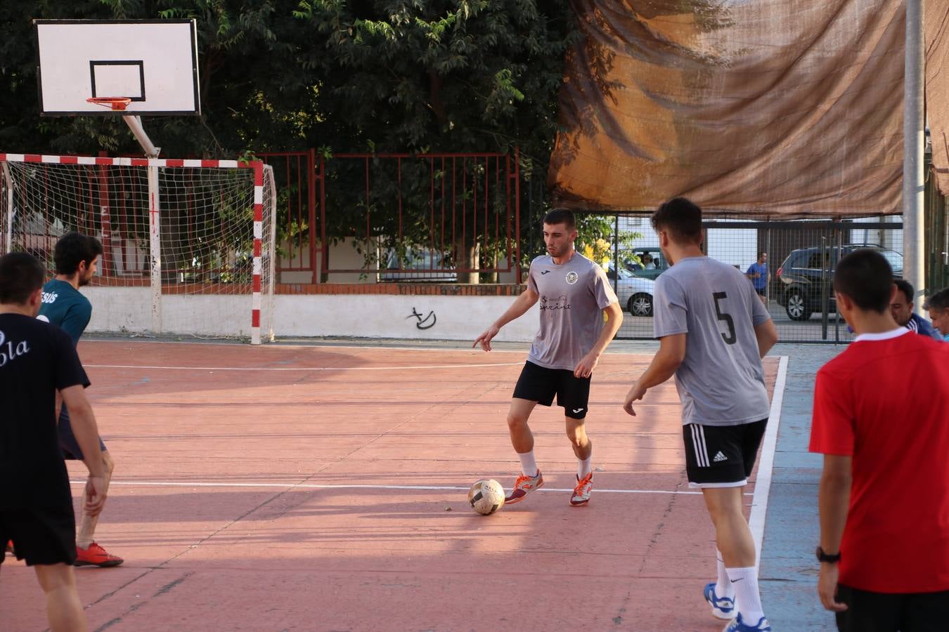 El popular barrio de San Roque celebró, ayer, las semifinales y finales del primer torneo de fútbol sala 'Memorial Francisco Cardenal. El Mangui', organizado por la Asociación de vecinos de San Roque y la colaboración del Ayuntamiento del municipio, 'Los Pasotas' y la Asociación Deportiva Templaria.El citado torneo, según indica desde la Asociación de vecinos de San Roque, nace como homenaje a «El Mangui», «una persona muy implicada en el mundo del fútbol sala en Jerez y, además, vecino de San Roque». El equipo 'Hijos de Platanito' fue el vencedor de la clasificación absoluta. 