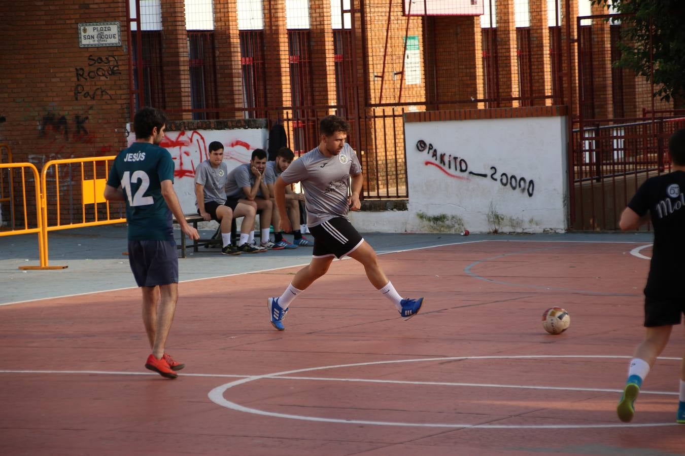 El popular barrio de San Roque celebró, ayer, las semifinales y finales del primer torneo de fútbol sala 'Memorial Francisco Cardenal. El Mangui', organizado por la Asociación de vecinos de San Roque y la colaboración del Ayuntamiento del municipio, 'Los Pasotas' y la Asociación Deportiva Templaria.El citado torneo, según indica desde la Asociación de vecinos de San Roque, nace como homenaje a «El Mangui», «una persona muy implicada en el mundo del fútbol sala en Jerez y, además, vecino de San Roque». El equipo 'Hijos de Platanito' fue el vencedor de la clasificación absoluta. 