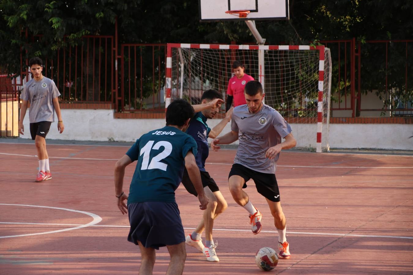 El popular barrio de San Roque celebró, ayer, las semifinales y finales del primer torneo de fútbol sala 'Memorial Francisco Cardenal. El Mangui', organizado por la Asociación de vecinos de San Roque y la colaboración del Ayuntamiento del municipio, 'Los Pasotas' y la Asociación Deportiva Templaria.El citado torneo, según indica desde la Asociación de vecinos de San Roque, nace como homenaje a «El Mangui», «una persona muy implicada en el mundo del fútbol sala en Jerez y, además, vecino de San Roque». El equipo 'Hijos de Platanito' fue el vencedor de la clasificación absoluta. 
