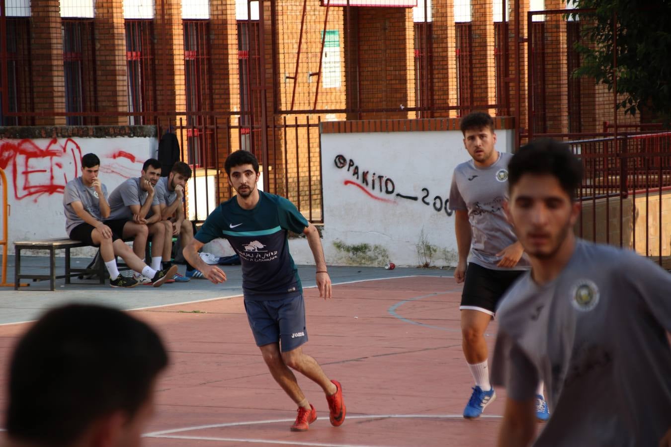 El popular barrio de San Roque celebró, ayer, las semifinales y finales del primer torneo de fútbol sala 'Memorial Francisco Cardenal. El Mangui', organizado por la Asociación de vecinos de San Roque y la colaboración del Ayuntamiento del municipio, 'Los Pasotas' y la Asociación Deportiva Templaria.El citado torneo, según indica desde la Asociación de vecinos de San Roque, nace como homenaje a «El Mangui», «una persona muy implicada en el mundo del fútbol sala en Jerez y, además, vecino de San Roque». El equipo 'Hijos de Platanito' fue el vencedor de la clasificación absoluta. 