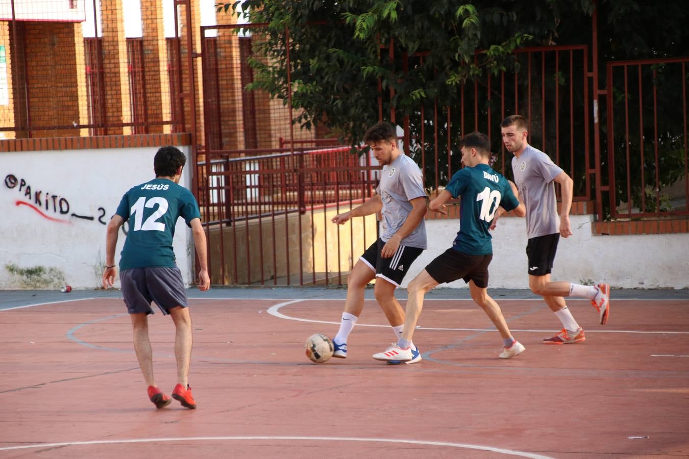 El popular barrio de San Roque celebró, ayer, las semifinales y finales del primer torneo de fútbol sala 'Memorial Francisco Cardenal. El Mangui', organizado por la Asociación de vecinos de San Roque y la colaboración del Ayuntamiento del municipio, 'Los Pasotas' y la Asociación Deportiva Templaria.El citado torneo, según indica desde la Asociación de vecinos de San Roque, nace como homenaje a «El Mangui», «una persona muy implicada en el mundo del fútbol sala en Jerez y, además, vecino de San Roque». El equipo 'Hijos de Platanito' fue el vencedor de la clasificación absoluta. 