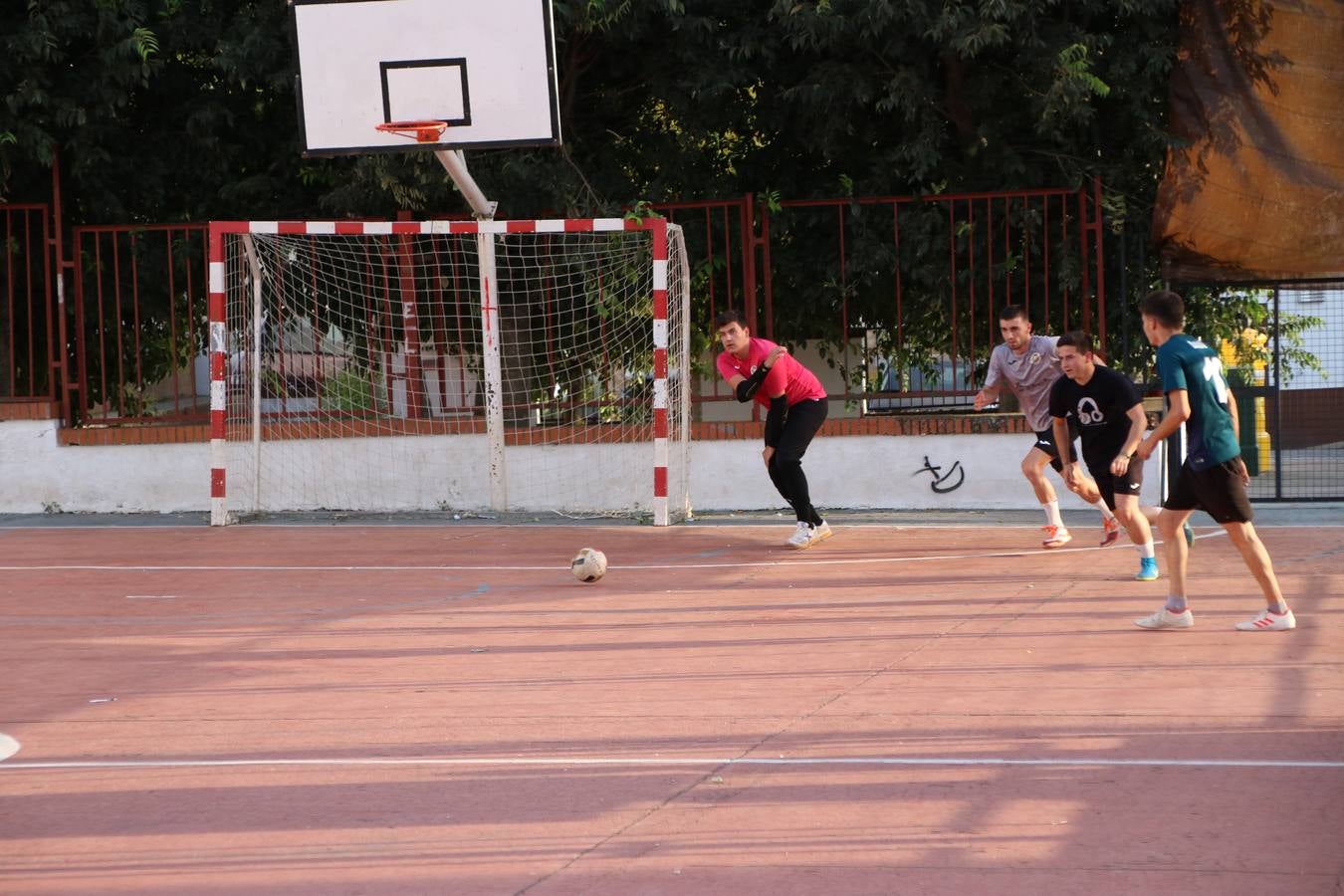 El popular barrio de San Roque celebró, ayer, las semifinales y finales del primer torneo de fútbol sala 'Memorial Francisco Cardenal. El Mangui', organizado por la Asociación de vecinos de San Roque y la colaboración del Ayuntamiento del municipio, 'Los Pasotas' y la Asociación Deportiva Templaria.El citado torneo, según indica desde la Asociación de vecinos de San Roque, nace como homenaje a «El Mangui», «una persona muy implicada en el mundo del fútbol sala en Jerez y, además, vecino de San Roque». El equipo 'Hijos de Platanito' fue el vencedor de la clasificación absoluta. 