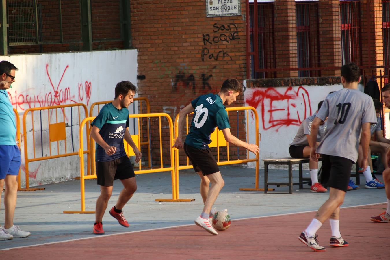El popular barrio de San Roque celebró, ayer, las semifinales y finales del primer torneo de fútbol sala 'Memorial Francisco Cardenal. El Mangui', organizado por la Asociación de vecinos de San Roque y la colaboración del Ayuntamiento del municipio, 'Los Pasotas' y la Asociación Deportiva Templaria.El citado torneo, según indica desde la Asociación de vecinos de San Roque, nace como homenaje a «El Mangui», «una persona muy implicada en el mundo del fútbol sala en Jerez y, además, vecino de San Roque». El equipo 'Hijos de Platanito' fue el vencedor de la clasificación absoluta. 
