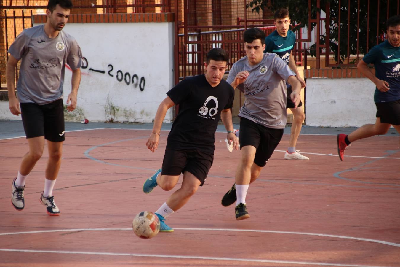 El popular barrio de San Roque celebró, ayer, las semifinales y finales del primer torneo de fútbol sala 'Memorial Francisco Cardenal. El Mangui', organizado por la Asociación de vecinos de San Roque y la colaboración del Ayuntamiento del municipio, 'Los Pasotas' y la Asociación Deportiva Templaria.El citado torneo, según indica desde la Asociación de vecinos de San Roque, nace como homenaje a «El Mangui», «una persona muy implicada en el mundo del fútbol sala en Jerez y, además, vecino de San Roque». El equipo 'Hijos de Platanito' fue el vencedor de la clasificación absoluta. 