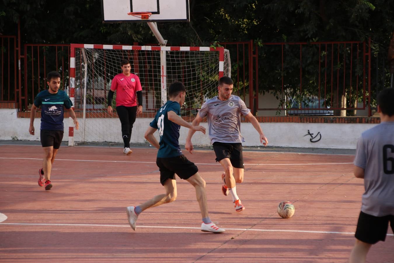 El popular barrio de San Roque celebró, ayer, las semifinales y finales del primer torneo de fútbol sala 'Memorial Francisco Cardenal. El Mangui', organizado por la Asociación de vecinos de San Roque y la colaboración del Ayuntamiento del municipio, 'Los Pasotas' y la Asociación Deportiva Templaria.El citado torneo, según indica desde la Asociación de vecinos de San Roque, nace como homenaje a «El Mangui», «una persona muy implicada en el mundo del fútbol sala en Jerez y, además, vecino de San Roque». El equipo 'Hijos de Platanito' fue el vencedor de la clasificación absoluta. 