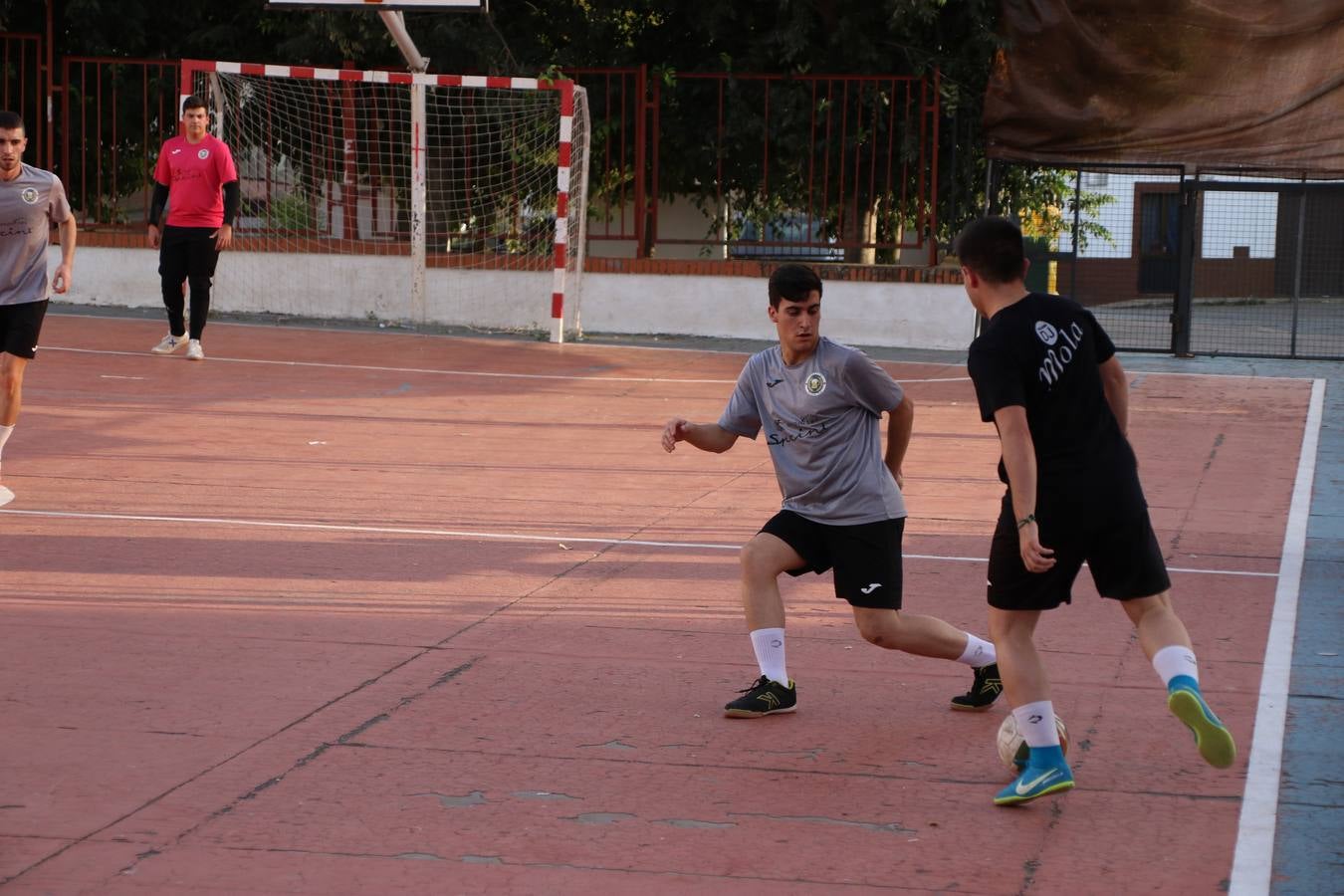 El popular barrio de San Roque celebró, ayer, las semifinales y finales del primer torneo de fútbol sala 'Memorial Francisco Cardenal. El Mangui', organizado por la Asociación de vecinos de San Roque y la colaboración del Ayuntamiento del municipio, 'Los Pasotas' y la Asociación Deportiva Templaria.El citado torneo, según indica desde la Asociación de vecinos de San Roque, nace como homenaje a «El Mangui», «una persona muy implicada en el mundo del fútbol sala en Jerez y, además, vecino de San Roque». El equipo 'Hijos de Platanito' fue el vencedor de la clasificación absoluta. 