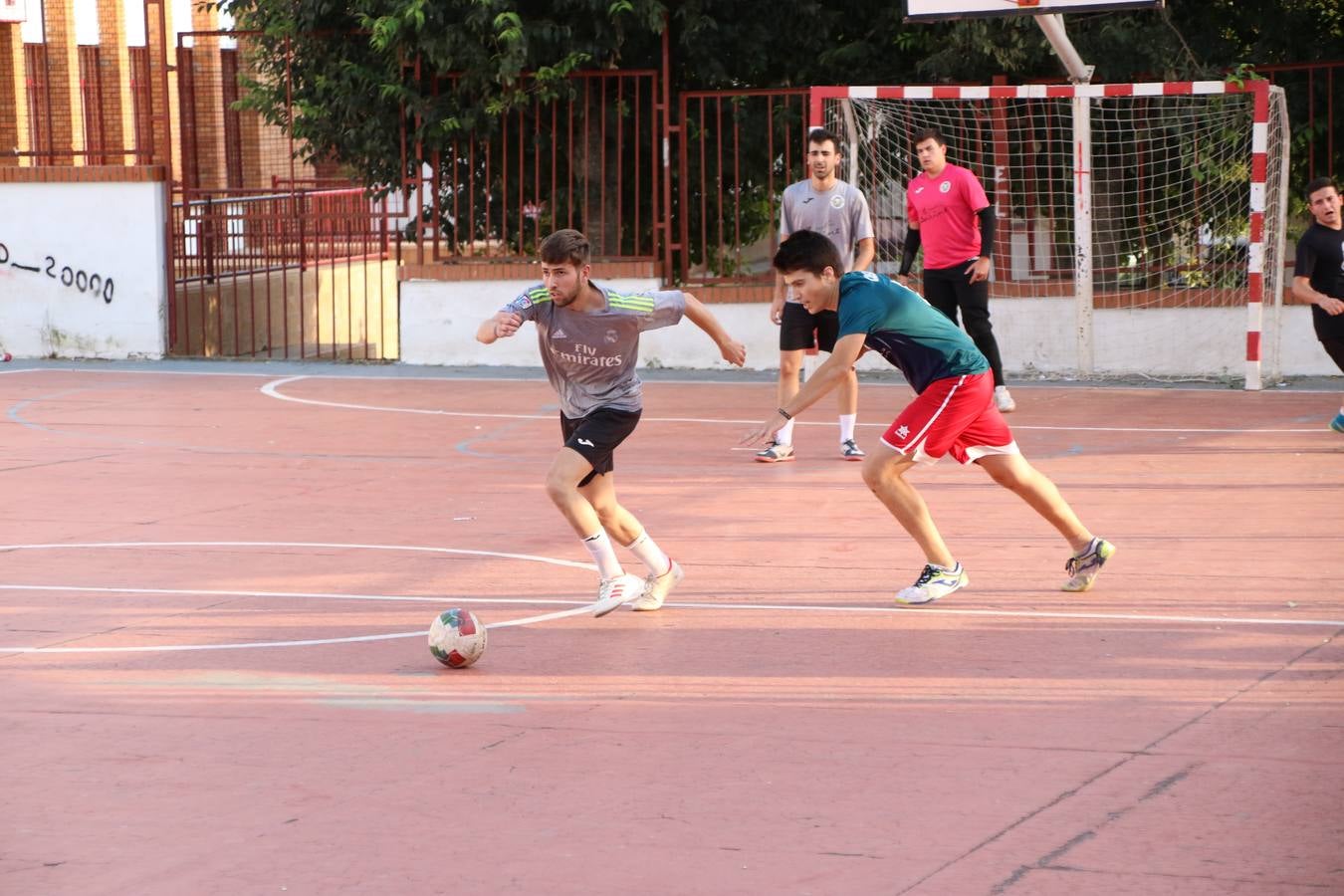 El popular barrio de San Roque celebró, ayer, las semifinales y finales del primer torneo de fútbol sala 'Memorial Francisco Cardenal. El Mangui', organizado por la Asociación de vecinos de San Roque y la colaboración del Ayuntamiento del municipio, 'Los Pasotas' y la Asociación Deportiva Templaria.El citado torneo, según indica desde la Asociación de vecinos de San Roque, nace como homenaje a «El Mangui», «una persona muy implicada en el mundo del fútbol sala en Jerez y, además, vecino de San Roque». El equipo 'Hijos de Platanito' fue el vencedor de la clasificación absoluta. 