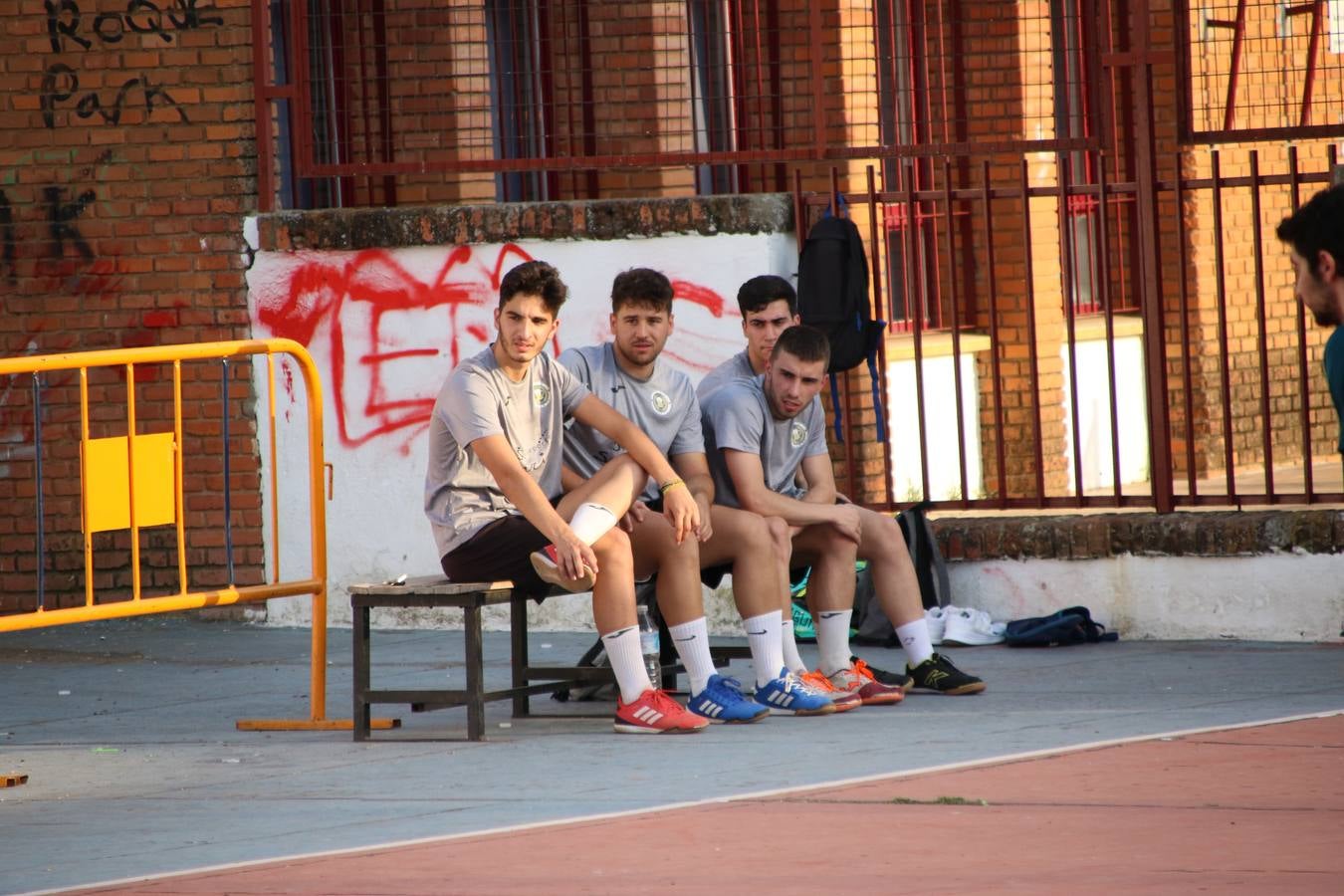El popular barrio de San Roque celebró, ayer, las semifinales y finales del primer torneo de fútbol sala 'Memorial Francisco Cardenal. El Mangui', organizado por la Asociación de vecinos de San Roque y la colaboración del Ayuntamiento del municipio, 'Los Pasotas' y la Asociación Deportiva Templaria.El citado torneo, según indica desde la Asociación de vecinos de San Roque, nace como homenaje a «El Mangui», «una persona muy implicada en el mundo del fútbol sala en Jerez y, además, vecino de San Roque». El equipo 'Hijos de Platanito' fue el vencedor de la clasificación absoluta. 