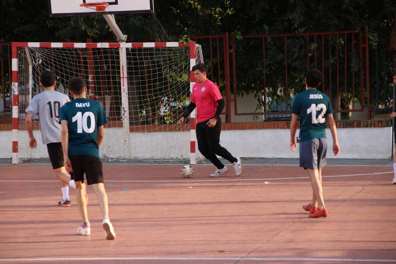 El popular barrio de San Roque celebró, ayer, las semifinales y finales del primer torneo de fútbol sala 'Memorial Francisco Cardenal. El Mangui', organizado por la Asociación de vecinos de San Roque y la colaboración del Ayuntamiento del municipio, 'Los Pasotas' y la Asociación Deportiva Templaria.El citado torneo, según indica desde la Asociación de vecinos de San Roque, nace como homenaje a «El Mangui», «una persona muy implicada en el mundo del fútbol sala en Jerez y, además, vecino de San Roque». El equipo 'Hijos de Platanito' fue el vencedor de la clasificación absoluta. 