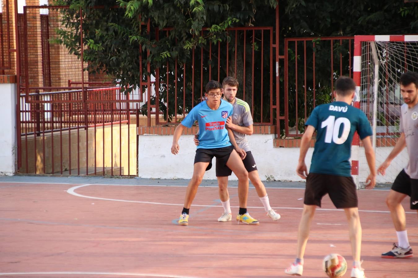El popular barrio de San Roque celebró, ayer, las semifinales y finales del primer torneo de fútbol sala 'Memorial Francisco Cardenal. El Mangui', organizado por la Asociación de vecinos de San Roque y la colaboración del Ayuntamiento del municipio, 'Los Pasotas' y la Asociación Deportiva Templaria.El citado torneo, según indica desde la Asociación de vecinos de San Roque, nace como homenaje a «El Mangui», «una persona muy implicada en el mundo del fútbol sala en Jerez y, además, vecino de San Roque». El equipo 'Hijos de Platanito' fue el vencedor de la clasificación absoluta. 
