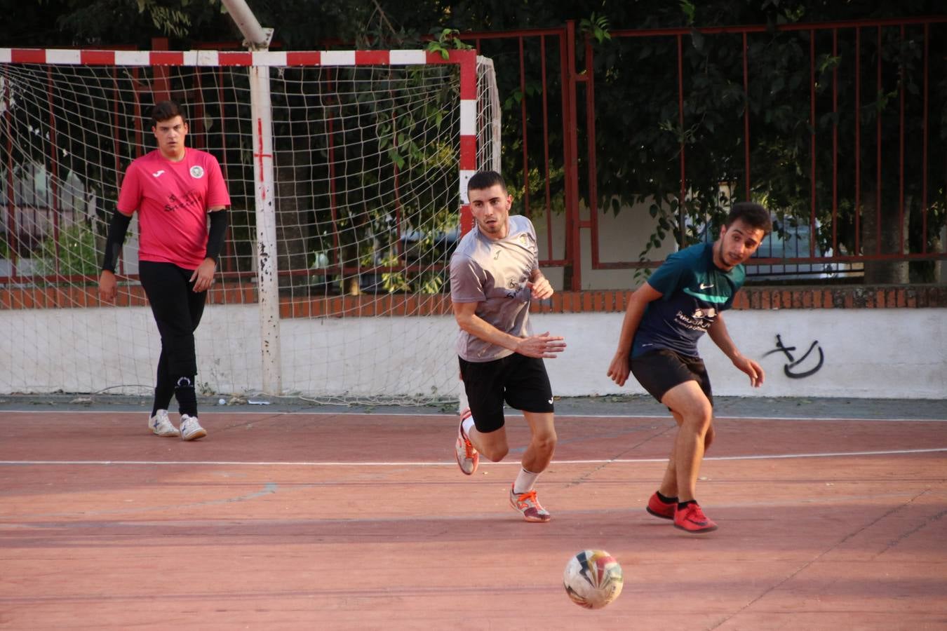 El popular barrio de San Roque celebró, ayer, las semifinales y finales del primer torneo de fútbol sala 'Memorial Francisco Cardenal. El Mangui', organizado por la Asociación de vecinos de San Roque y la colaboración del Ayuntamiento del municipio, 'Los Pasotas' y la Asociación Deportiva Templaria.El citado torneo, según indica desde la Asociación de vecinos de San Roque, nace como homenaje a «El Mangui», «una persona muy implicada en el mundo del fútbol sala en Jerez y, además, vecino de San Roque». El equipo 'Hijos de Platanito' fue el vencedor de la clasificación absoluta. 