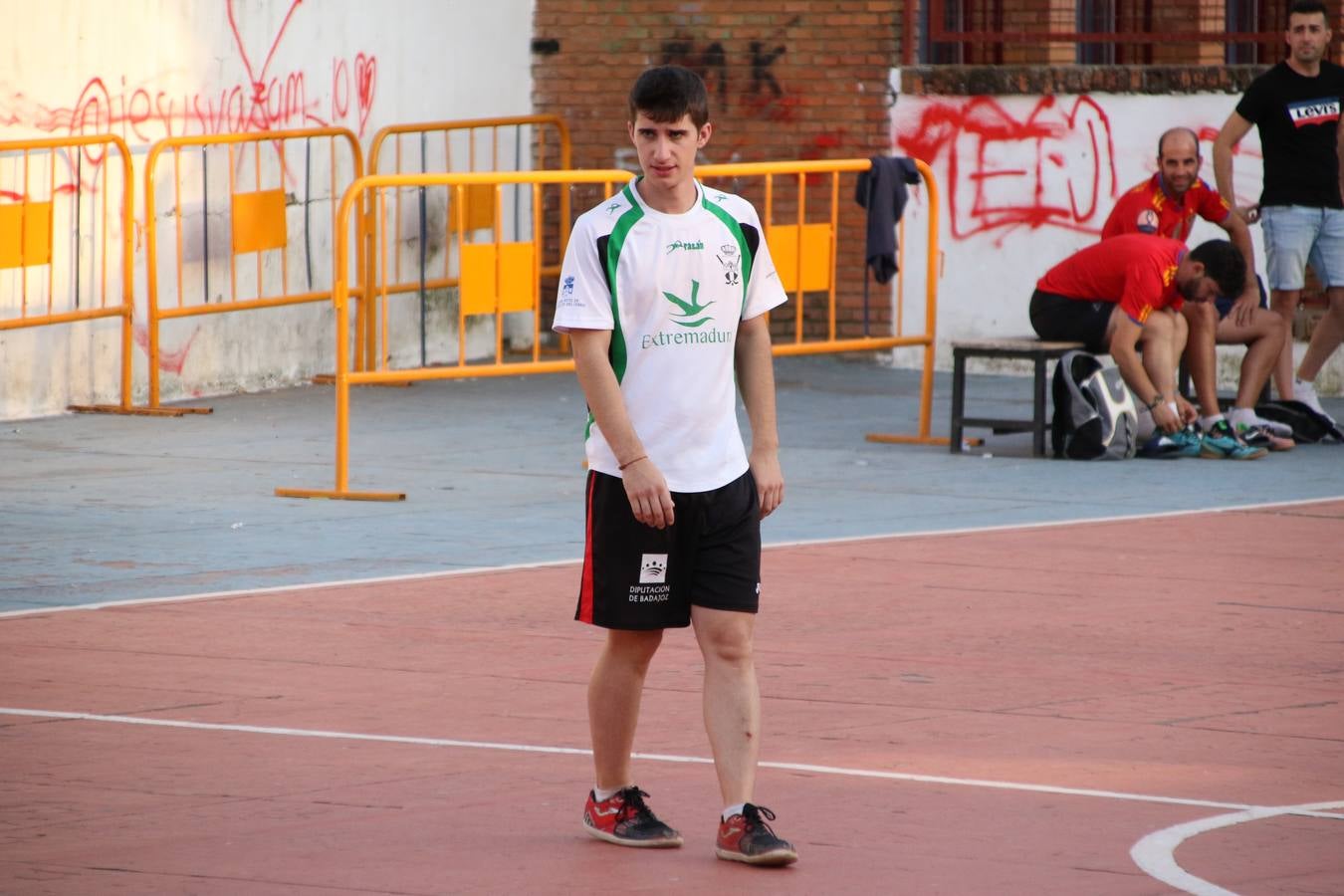 El popular barrio de San Roque celebró, ayer, las semifinales y finales del primer torneo de fútbol sala 'Memorial Francisco Cardenal. El Mangui', organizado por la Asociación de vecinos de San Roque y la colaboración del Ayuntamiento del municipio, 'Los Pasotas' y la Asociación Deportiva Templaria.El citado torneo, según indica desde la Asociación de vecinos de San Roque, nace como homenaje a «El Mangui», «una persona muy implicada en el mundo del fútbol sala en Jerez y, además, vecino de San Roque». El equipo 'Hijos de Platanito' fue el vencedor de la clasificación absoluta. 