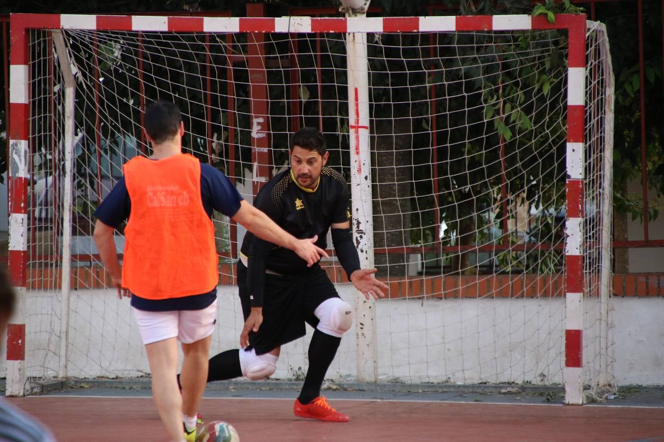 El popular barrio de San Roque celebró, ayer, las semifinales y finales del primer torneo de fútbol sala 'Memorial Francisco Cardenal. El Mangui', organizado por la Asociación de vecinos de San Roque y la colaboración del Ayuntamiento del municipio, 'Los Pasotas' y la Asociación Deportiva Templaria.El citado torneo, según indica desde la Asociación de vecinos de San Roque, nace como homenaje a «El Mangui», «una persona muy implicada en el mundo del fútbol sala en Jerez y, además, vecino de San Roque». El equipo 'Hijos de Platanito' fue el vencedor de la clasificación absoluta. 