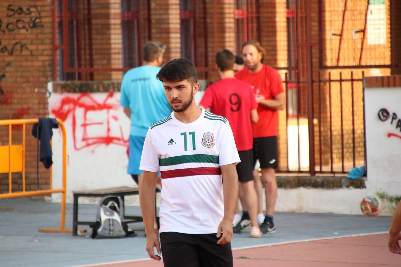 El popular barrio de San Roque celebró, ayer, las semifinales y finales del primer torneo de fútbol sala 'Memorial Francisco Cardenal. El Mangui', organizado por la Asociación de vecinos de San Roque y la colaboración del Ayuntamiento del municipio, 'Los Pasotas' y la Asociación Deportiva Templaria.El citado torneo, según indica desde la Asociación de vecinos de San Roque, nace como homenaje a «El Mangui», «una persona muy implicada en el mundo del fútbol sala en Jerez y, además, vecino de San Roque». El equipo 'Hijos de Platanito' fue el vencedor de la clasificación absoluta. 